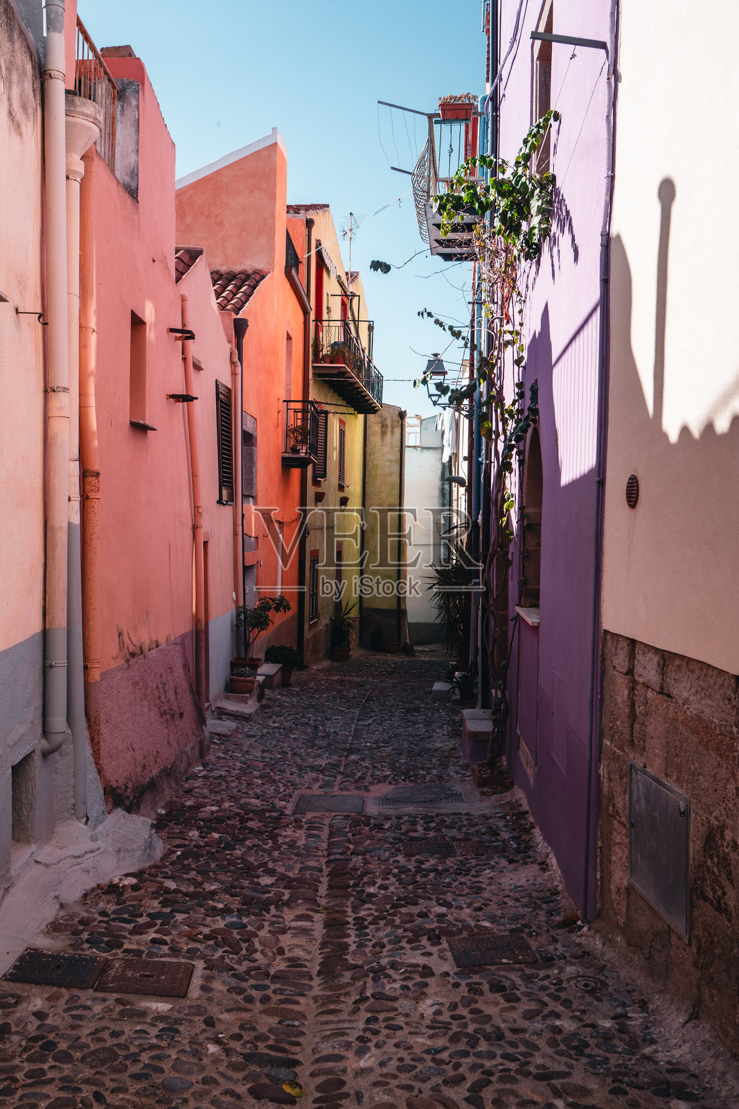 老城区狭窄街道的视角照片摄影图片