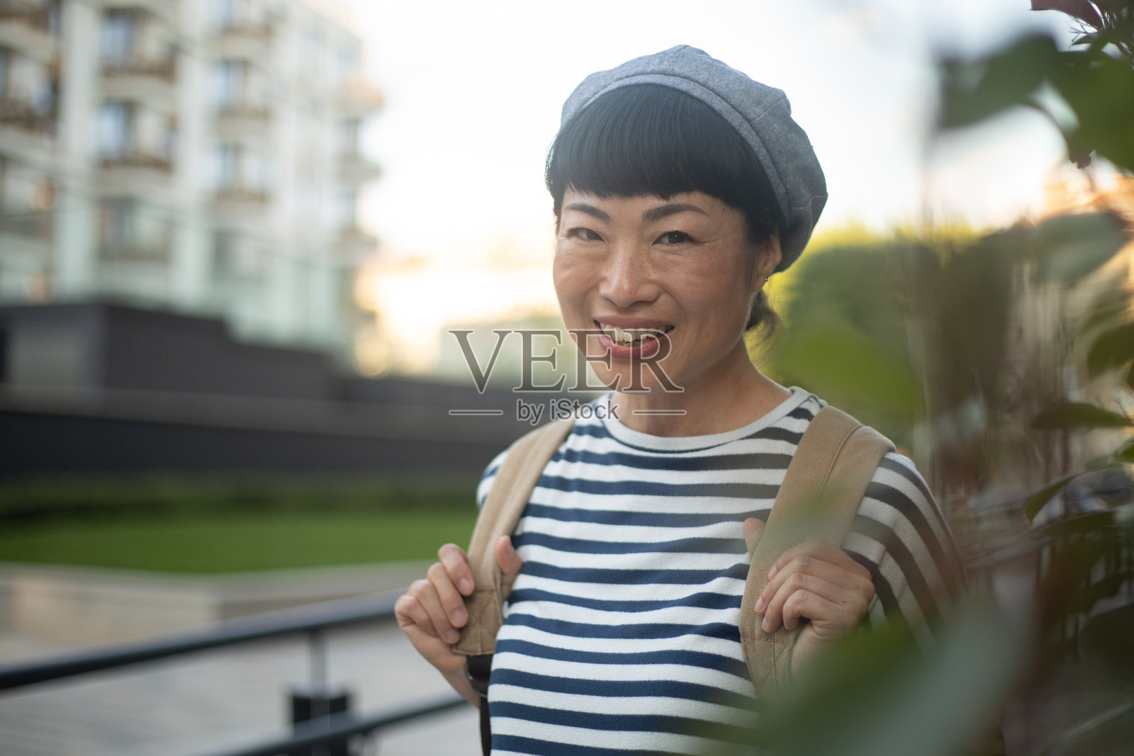 微笑的游客背着背包探索城市：拥抱城市冒险照片摄影图片