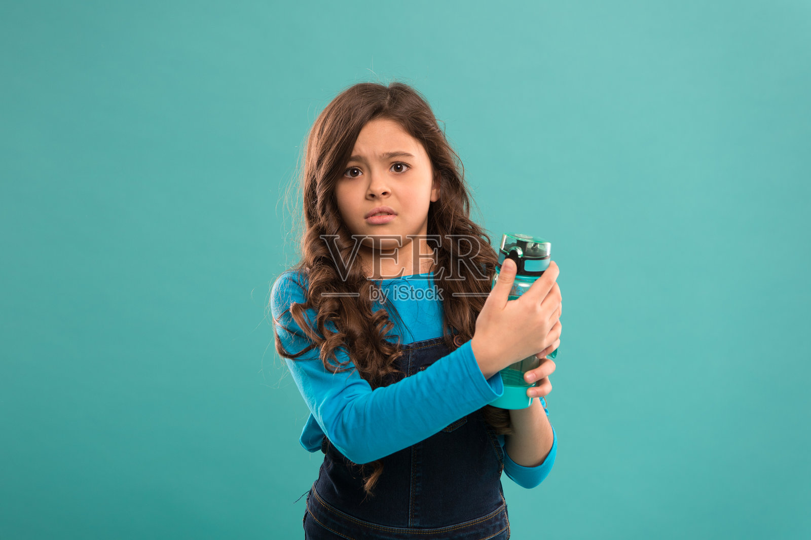 生态学。随身携带可重复使用的水瓶。健康生活。健康与水的平衡。女孩手持水瓶。长发女孩有水瓶。水的平衡概念。喝一些液体。照片摄影图片