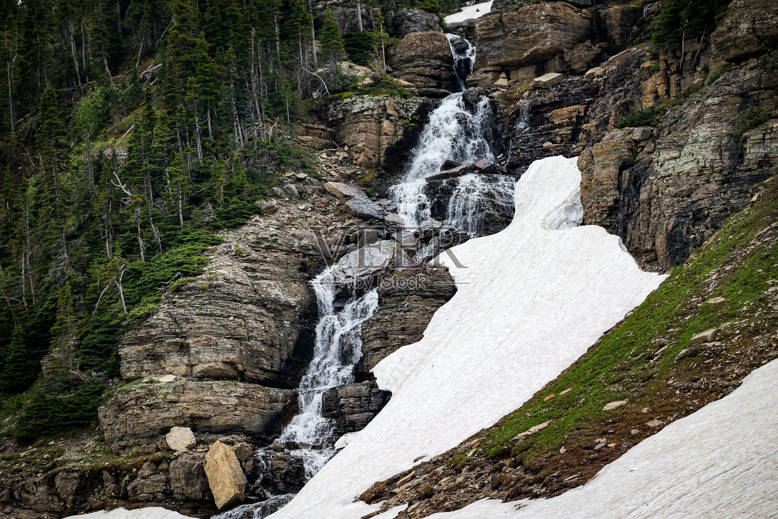 冰川国家公园沿着阳光大道的瀑布照片摄影图片