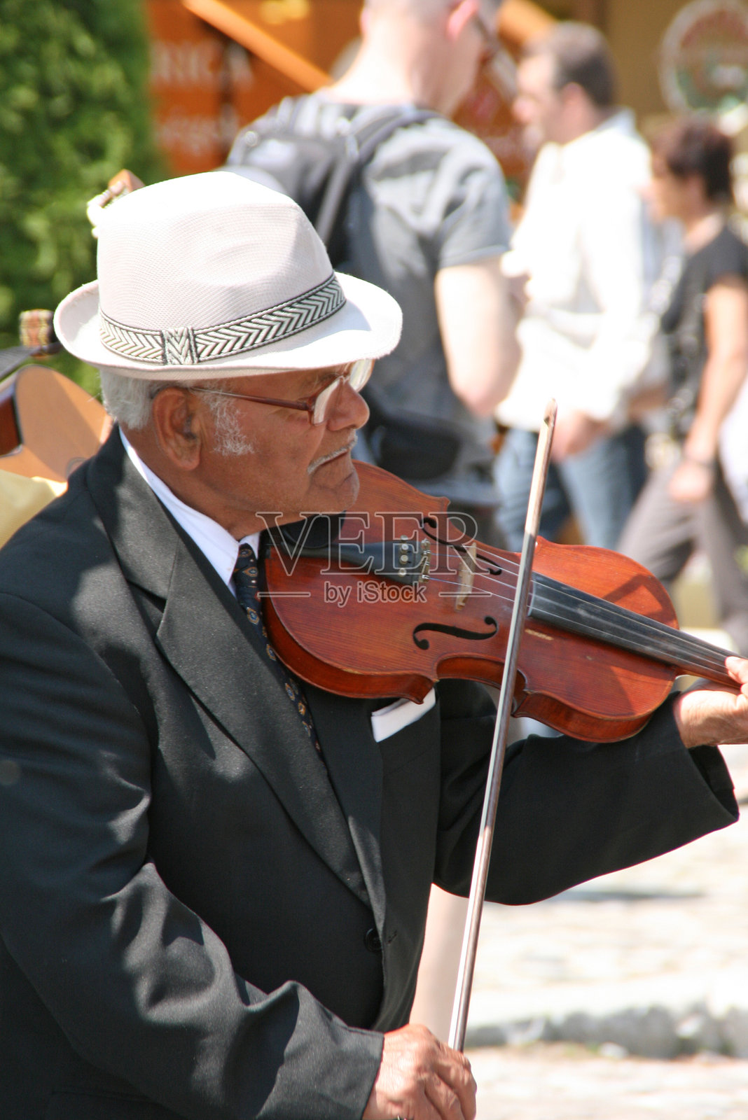 匈牙利布达佩斯城堡山上的老年男性小提琴手照片摄影图片