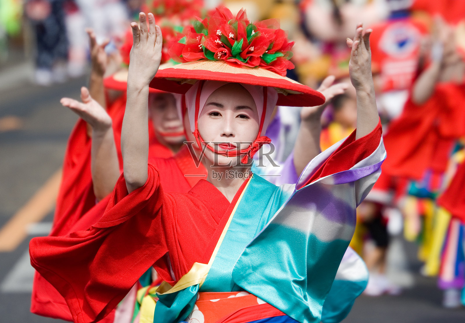 穿着鲜艳和服的日本女性在游行中跳舞照片摄影图片