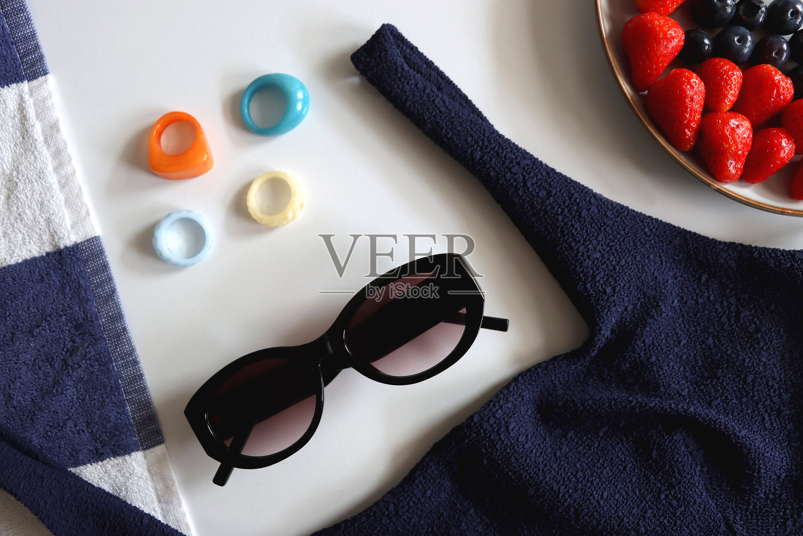 海军泳衣、配饰和水果照片摄影图片