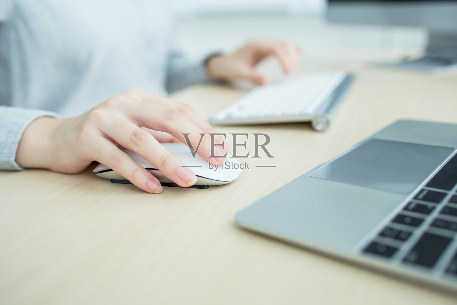 在桌子上使用鼠标和键盘的电脑用户照片摄影图片