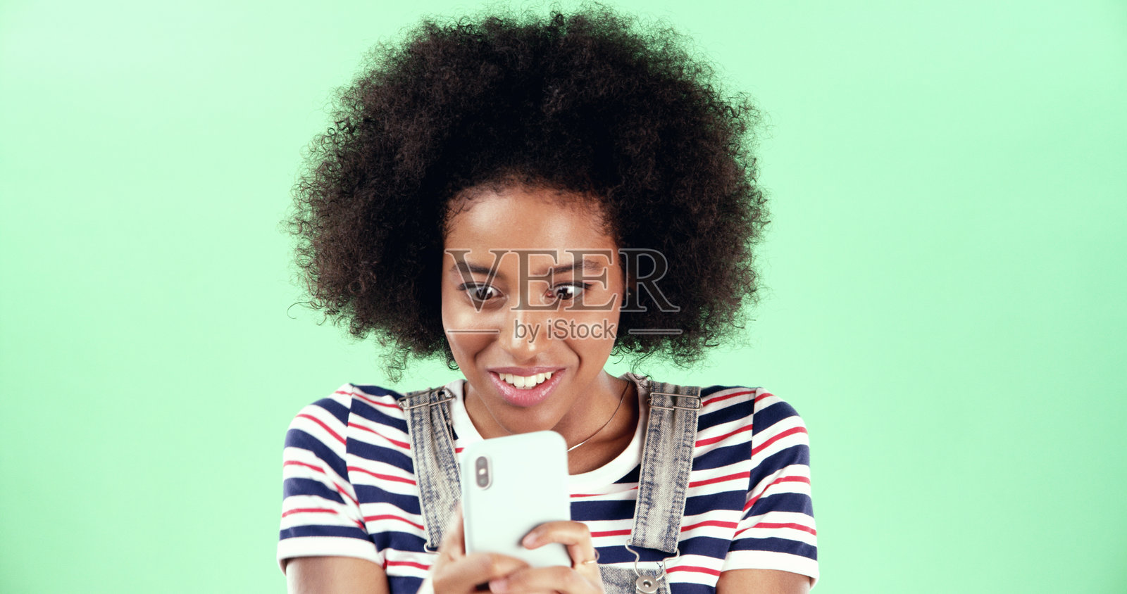 绿色背景，女性和获胜者对智能手机感到震惊，突发新闻和在线折扣。模型，非洲女性因优惠通知而感到惊讶，兴奋且在工作室中。照片摄影图片