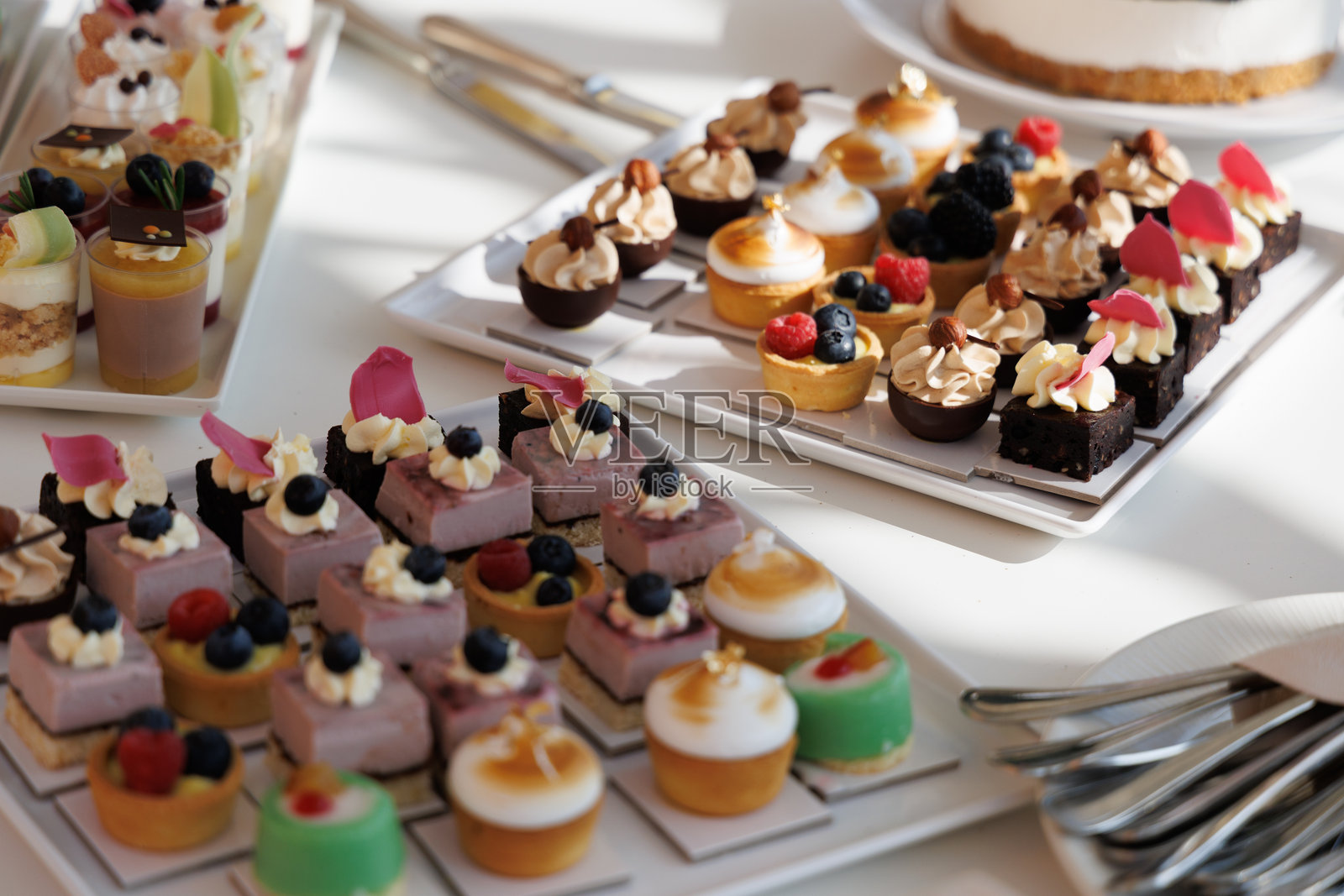 精美自助餐桌上的各式迷你甜点照片摄影图片