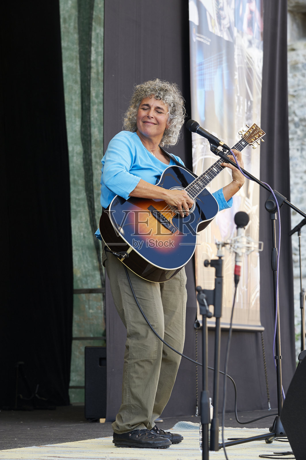 戴安·庞齐奥在“原声吉他会议”照片摄影图片