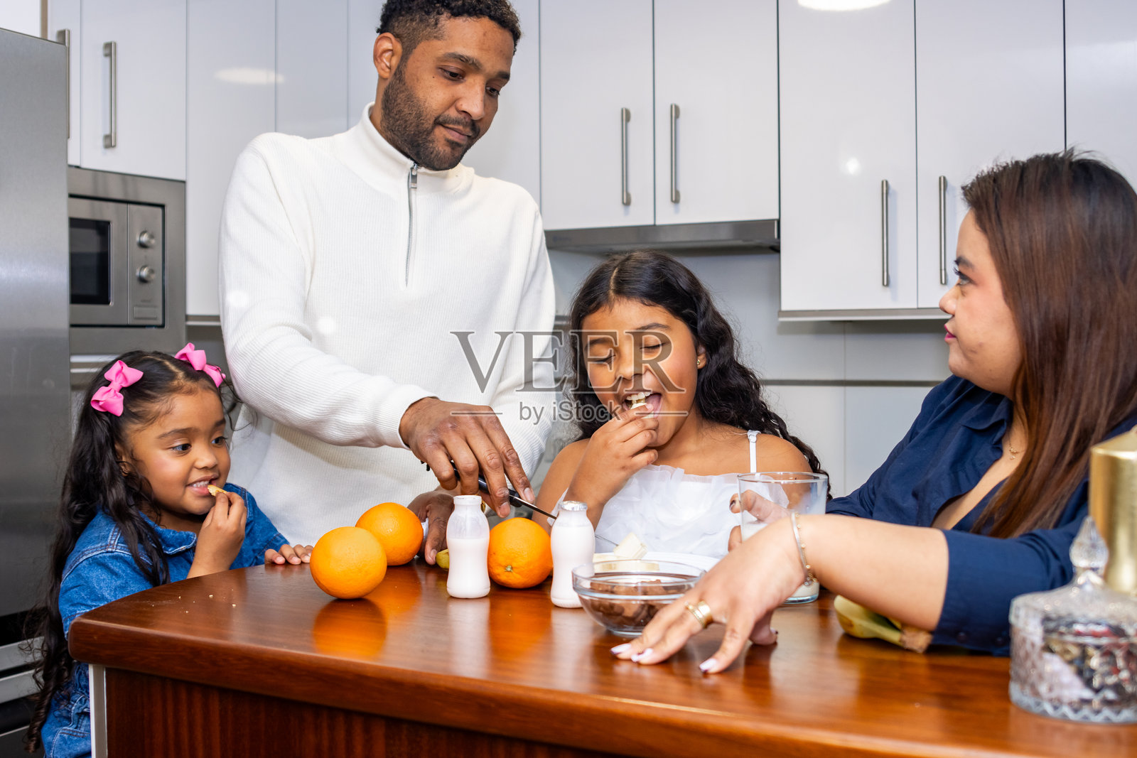 拉丁家庭在厨房一起吃早餐照片摄影图片