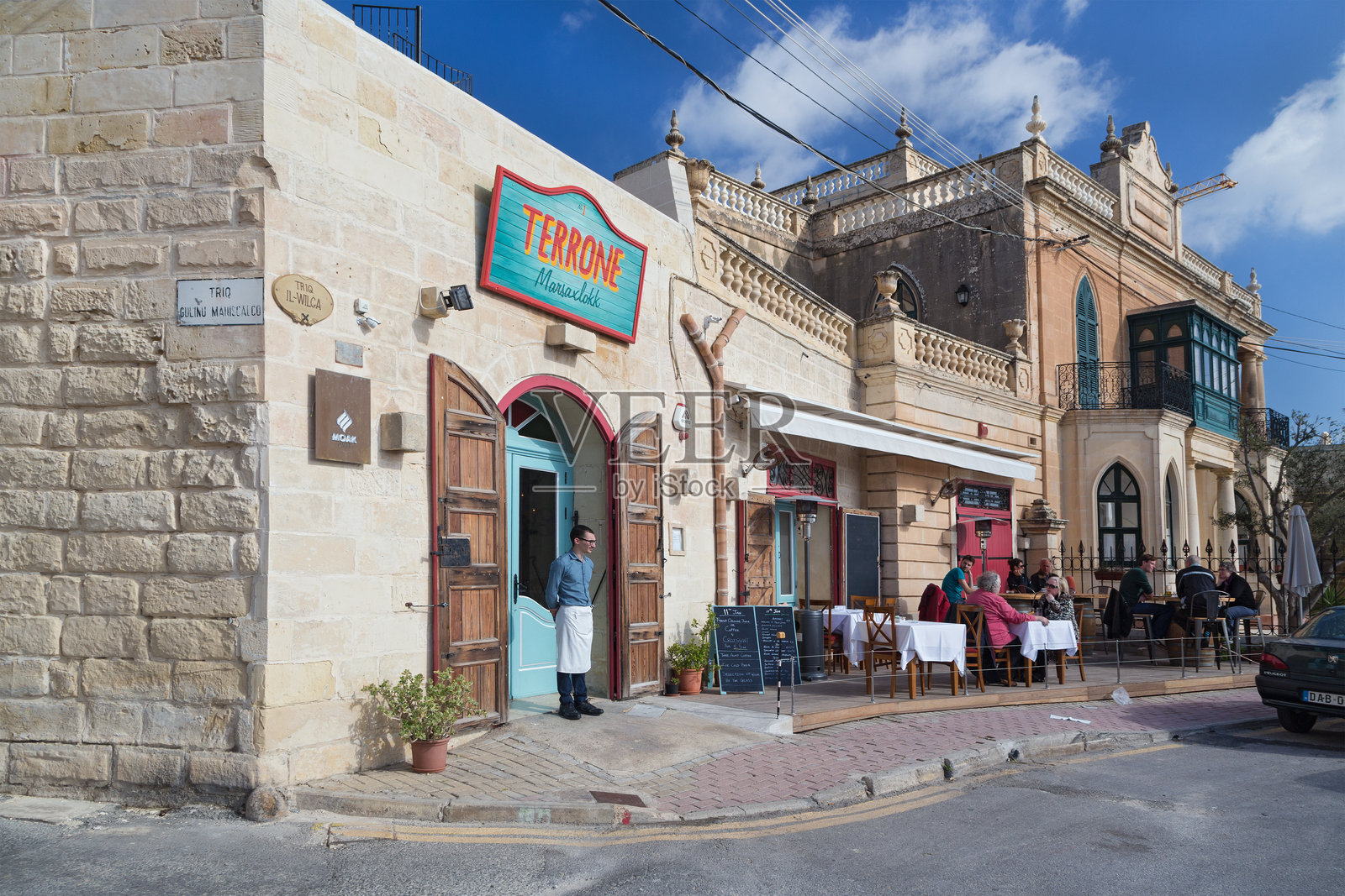 人们坐在Terrone餐厅的露台上。照片摄影图片