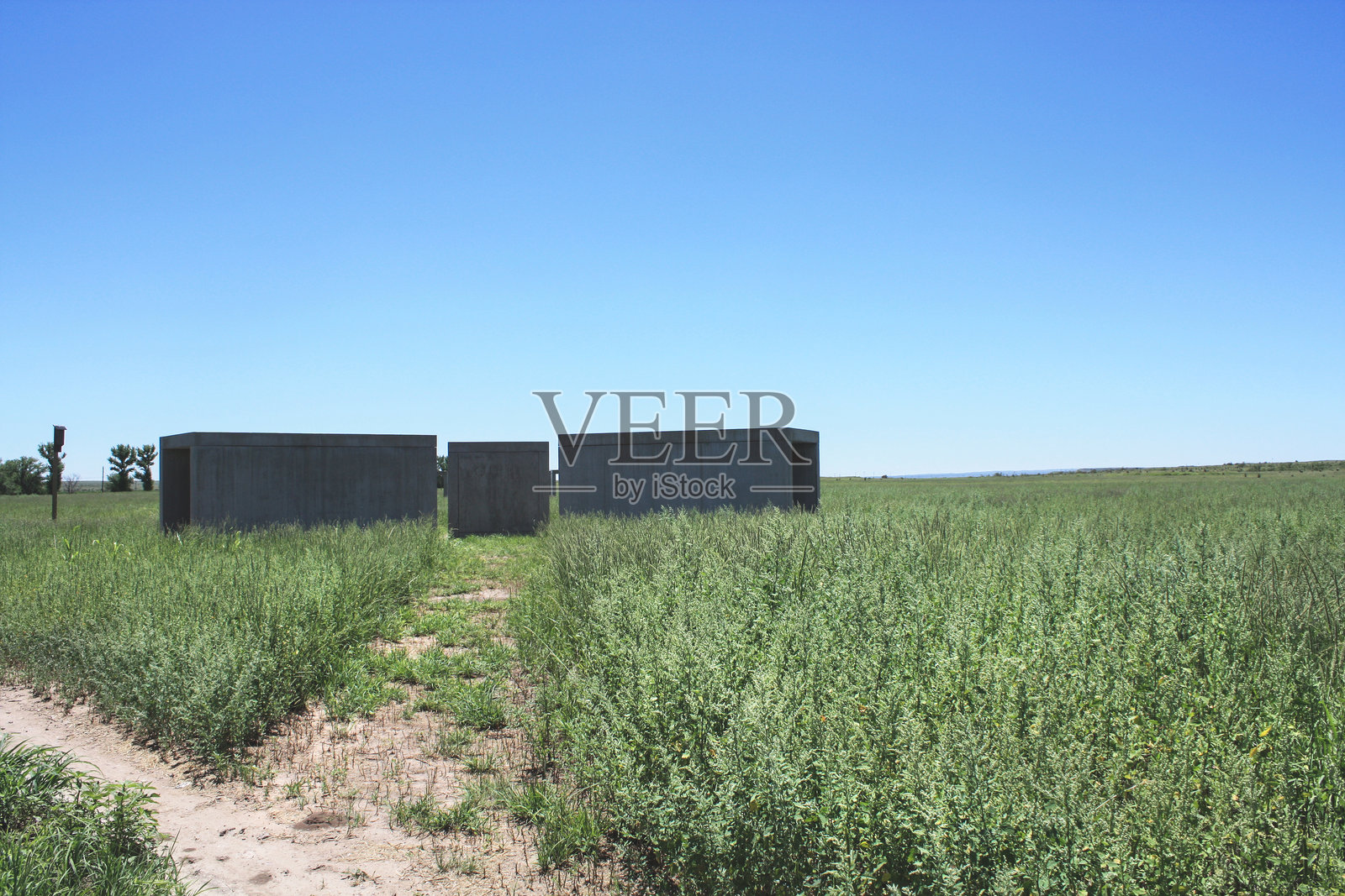 田野中通往混凝土箱的步道照片摄影图片