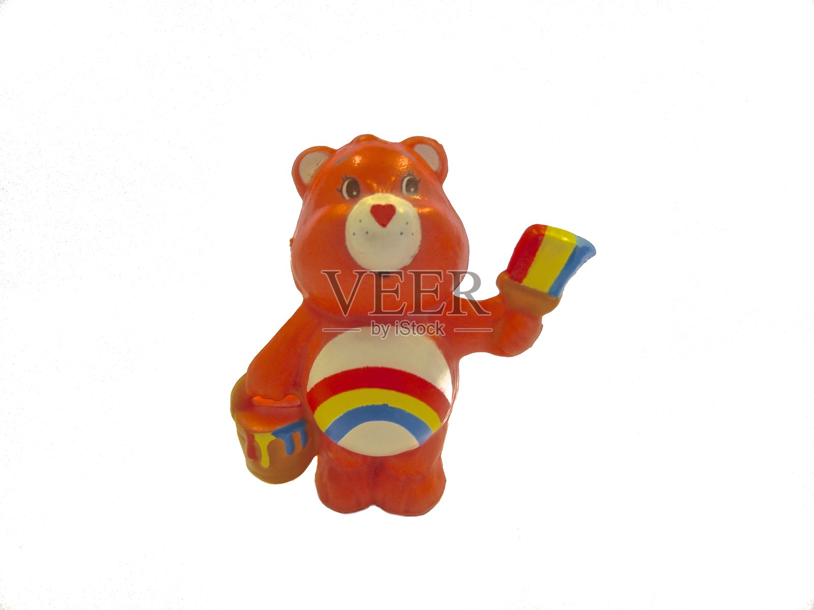 欢笑熊（关心熊）小雕像，背景为白色照片摄影图片