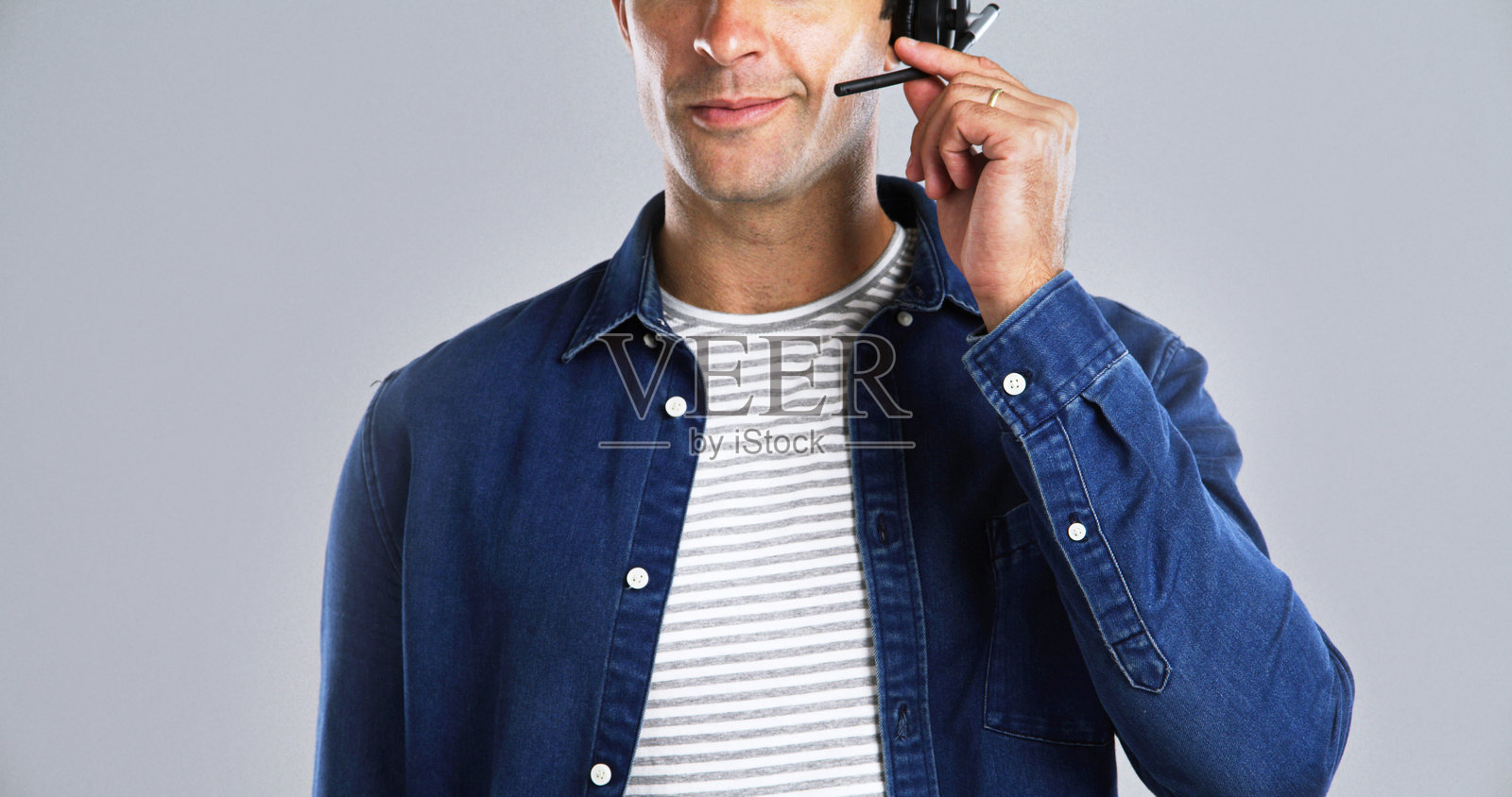 麦克风、嘴巴和在工作室中的男性，作为沟通代理的呼叫中心，联系我们和客户关系管理。手、帮助台或接听客户服务的来电，顾问和耳机，提供建议，背景为白色。照片摄影图片