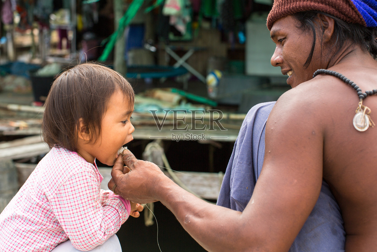 渔民村的当地居民。照片摄影图片