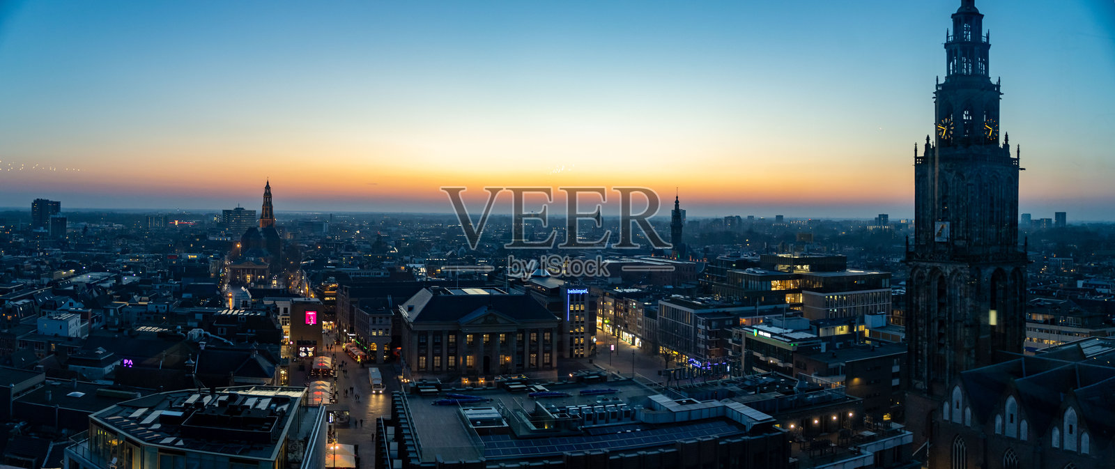 荷兰格罗宁根——2024年3月8日：格罗宁根老城的全景，钟楼尽收眼底照片摄影图片