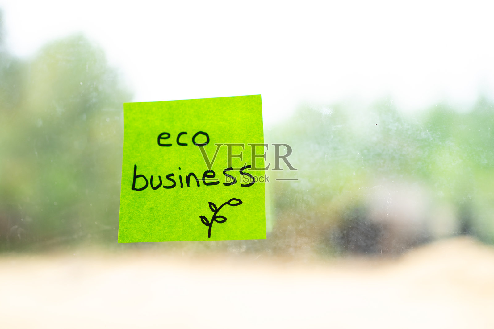 窗户上的便签纸上写着“生态商业”照片摄影图片