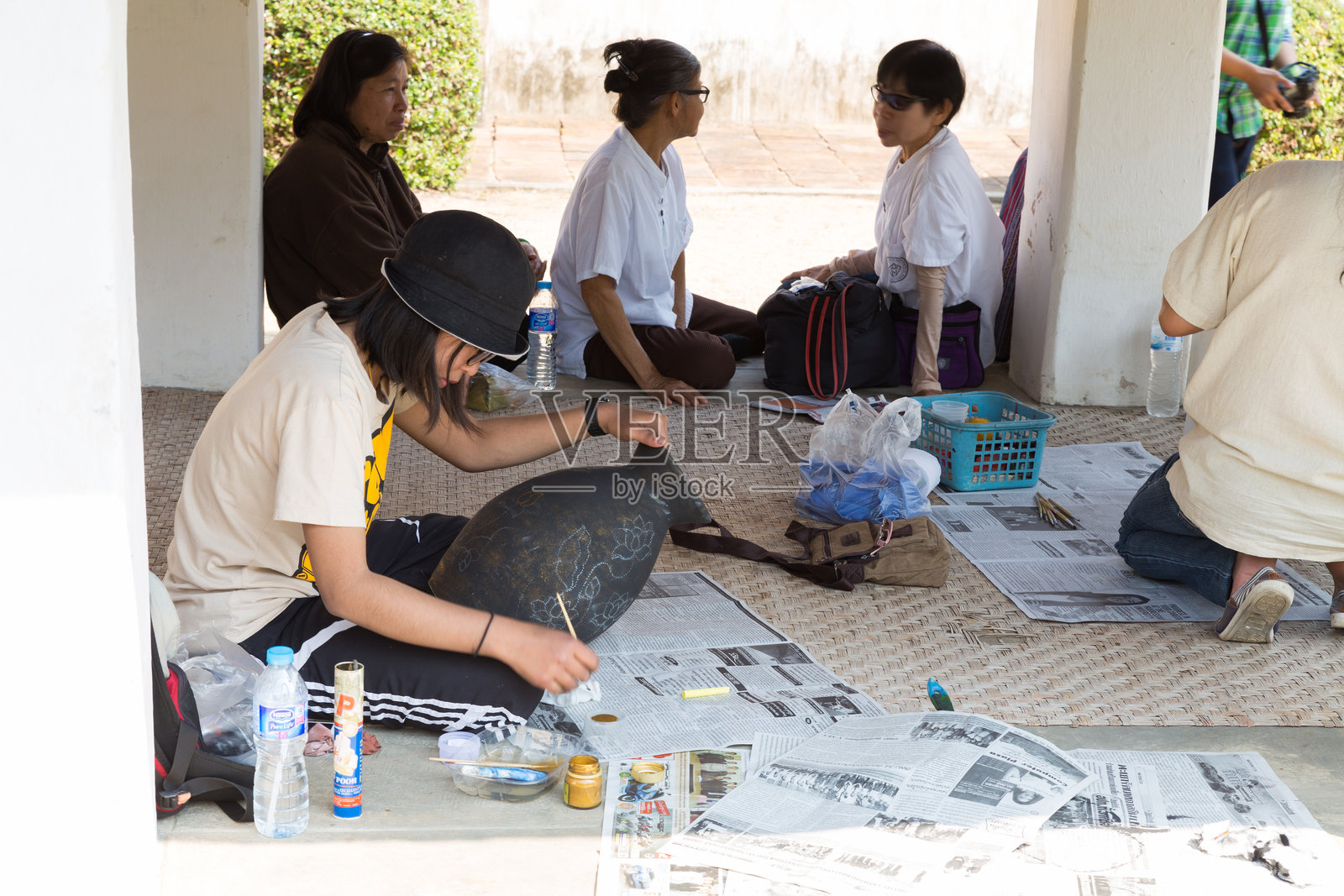 人们在陶器上绘制彩色艺术作品照片摄影图片
