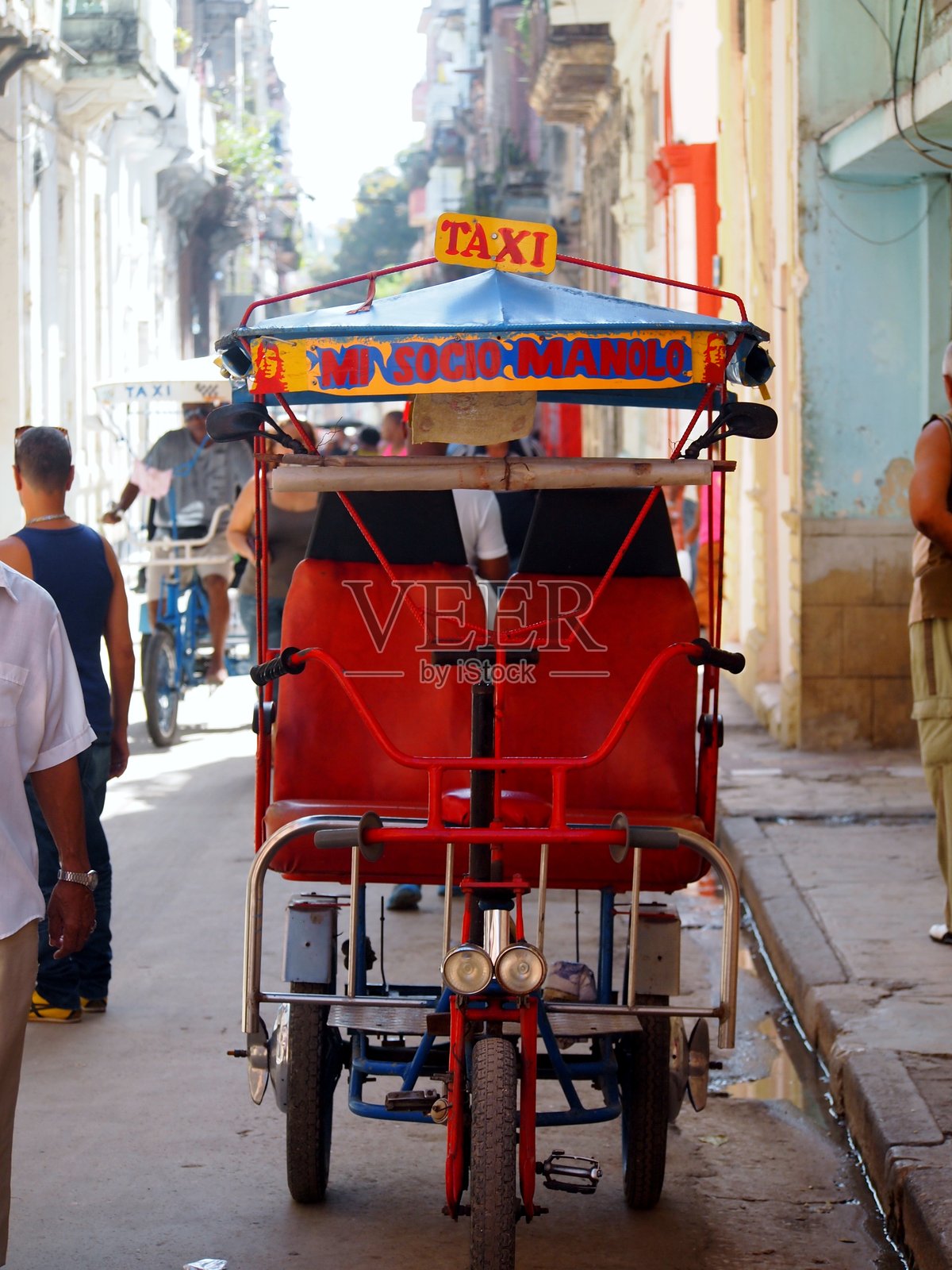 哈瓦那街上的自行车出租车,哈瓦那,古巴照片摄影图片
