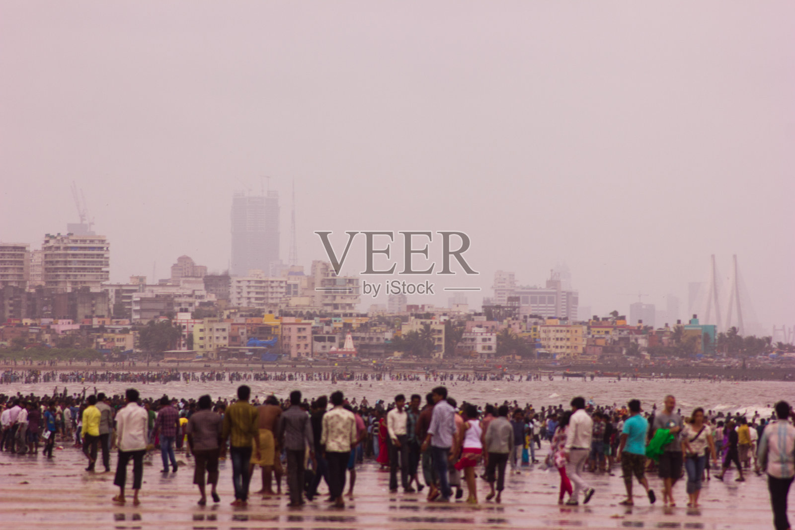 海滩上的人群照片摄影图片