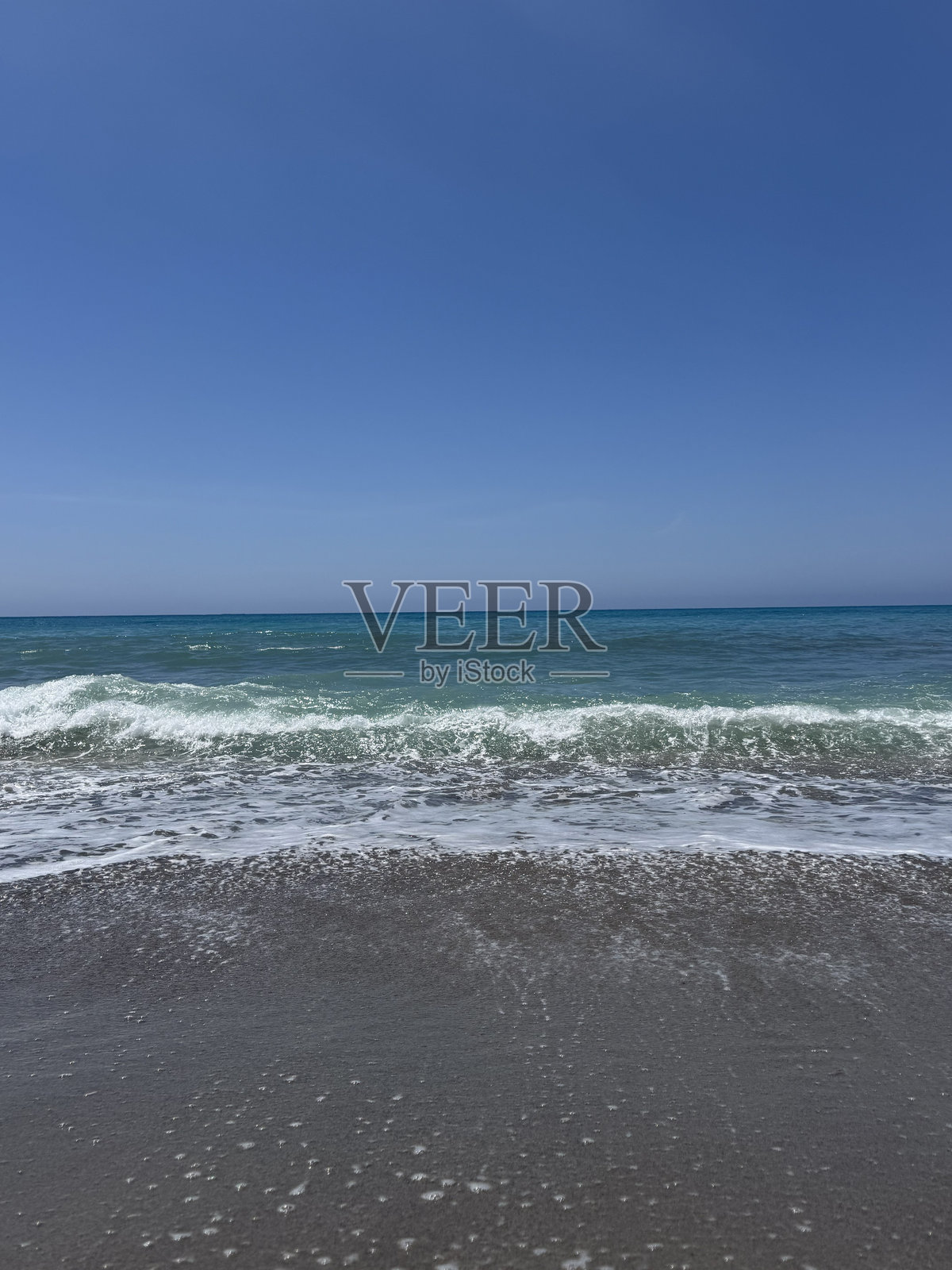 生动的蓝色海洋与细腻的波纹图案为各种创意用途提供了自然、舒缓的背景。照片摄影图片