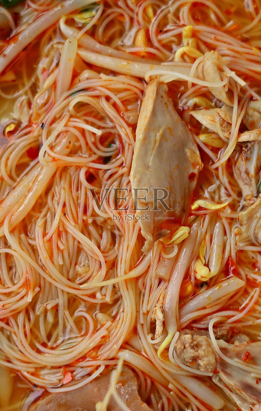 吃辣面 - 曼谷街头美食。照片摄影图片