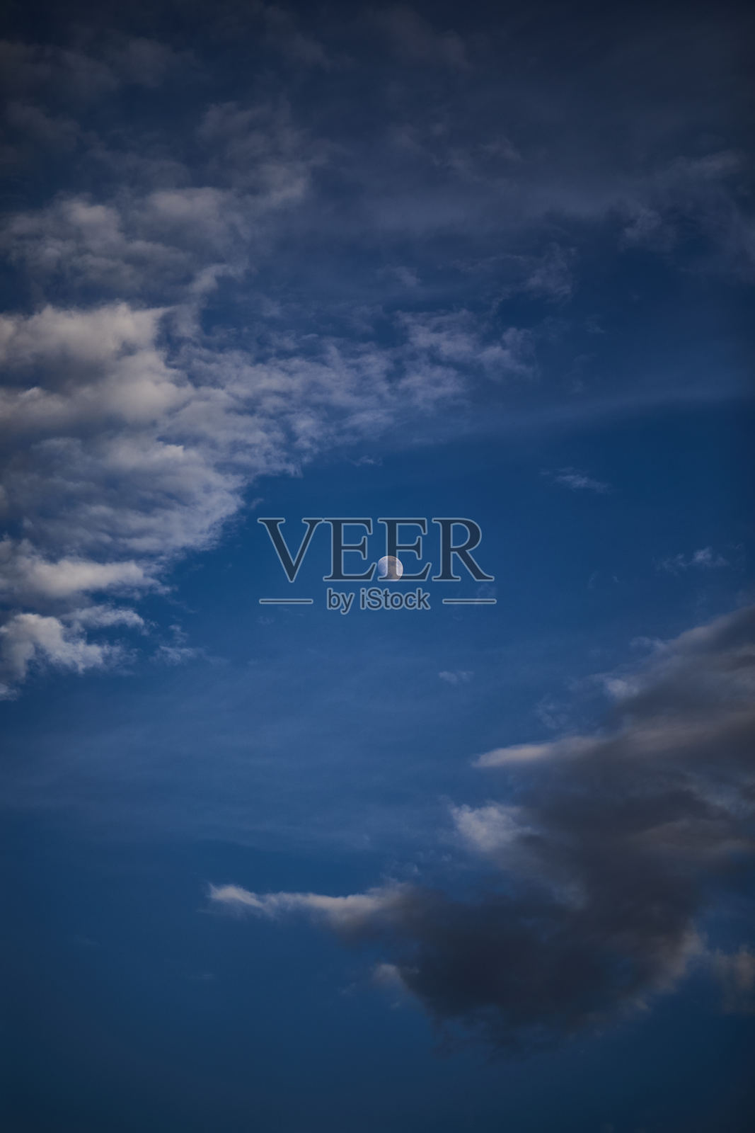 宁静氛围中的黄昏月光天空与云彩照片摄影图片