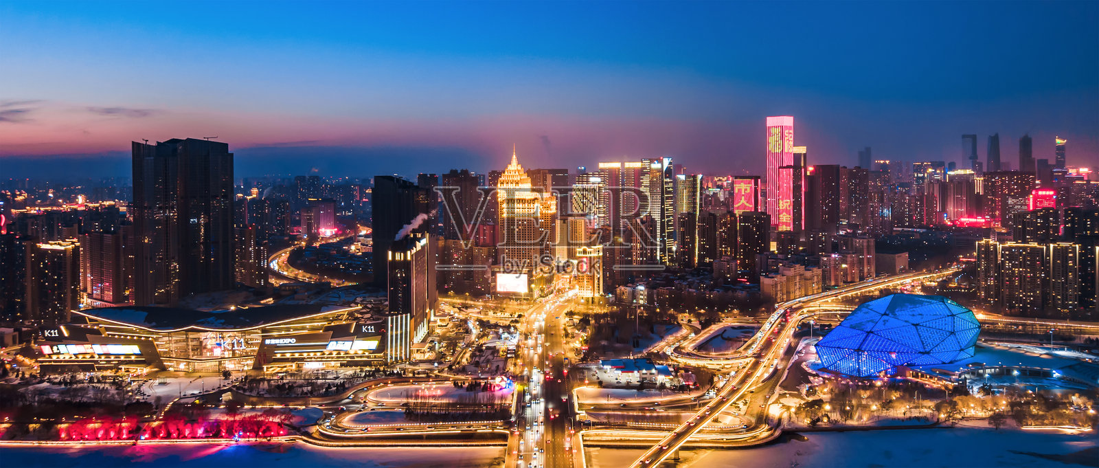 中国辽宁省沈阳的盛京大剧院和浑河天际线夜景的鸟瞰图照片摄影图片