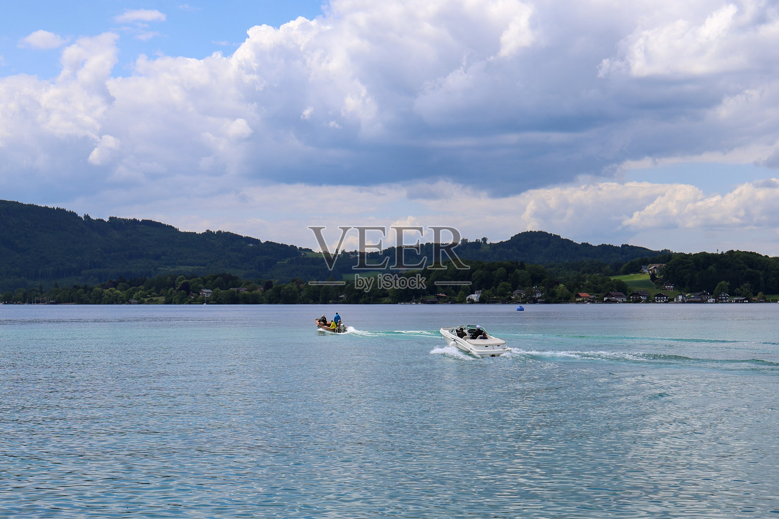 摩托艇在蓝天湖面上飞驰照片摄影图片