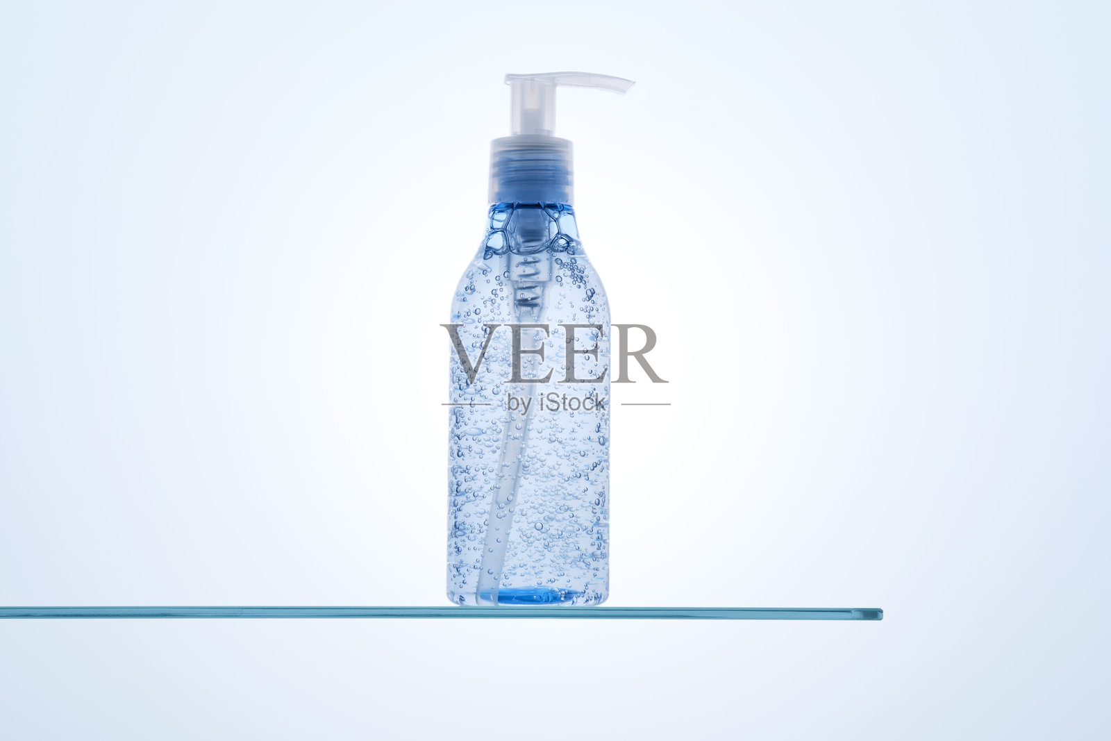 玻璃架上的卸妆水凝胶。照片摄影图片