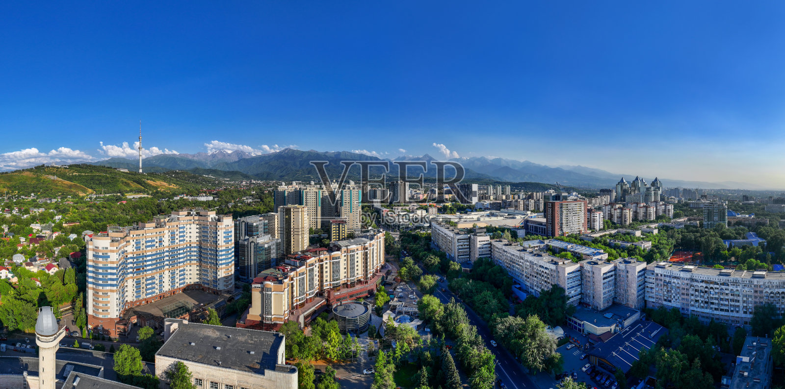 夏季傍晚，从四旋翼无人机俯瞰哈萨克斯坦城市阿拉木图的中心区域照片摄影图片