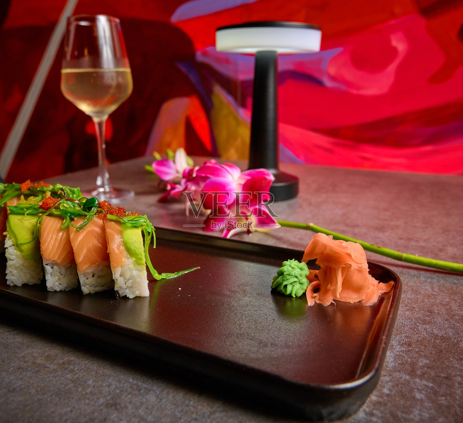 新鲜与艺术的盛宴：以日本优雅呈现的传统生鱼片。照片摄影图片