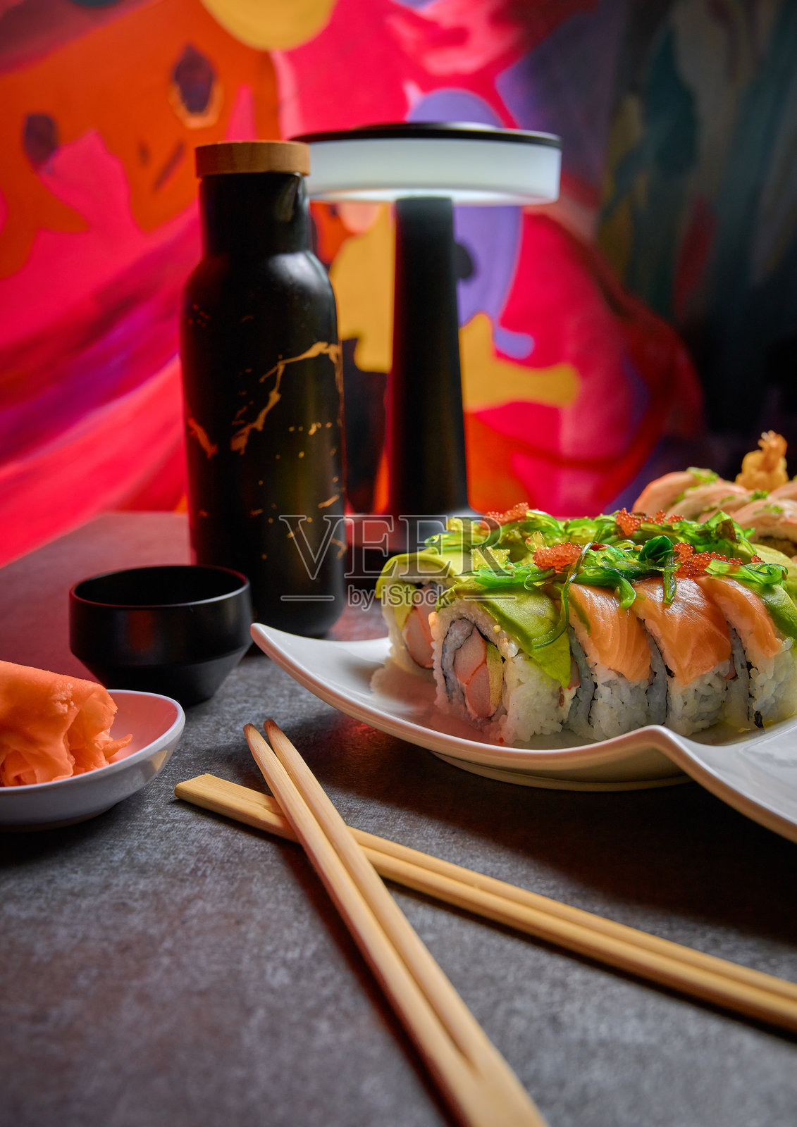 新鲜与艺术的盛宴：以日本优雅呈现的传统生鱼片。照片摄影图片