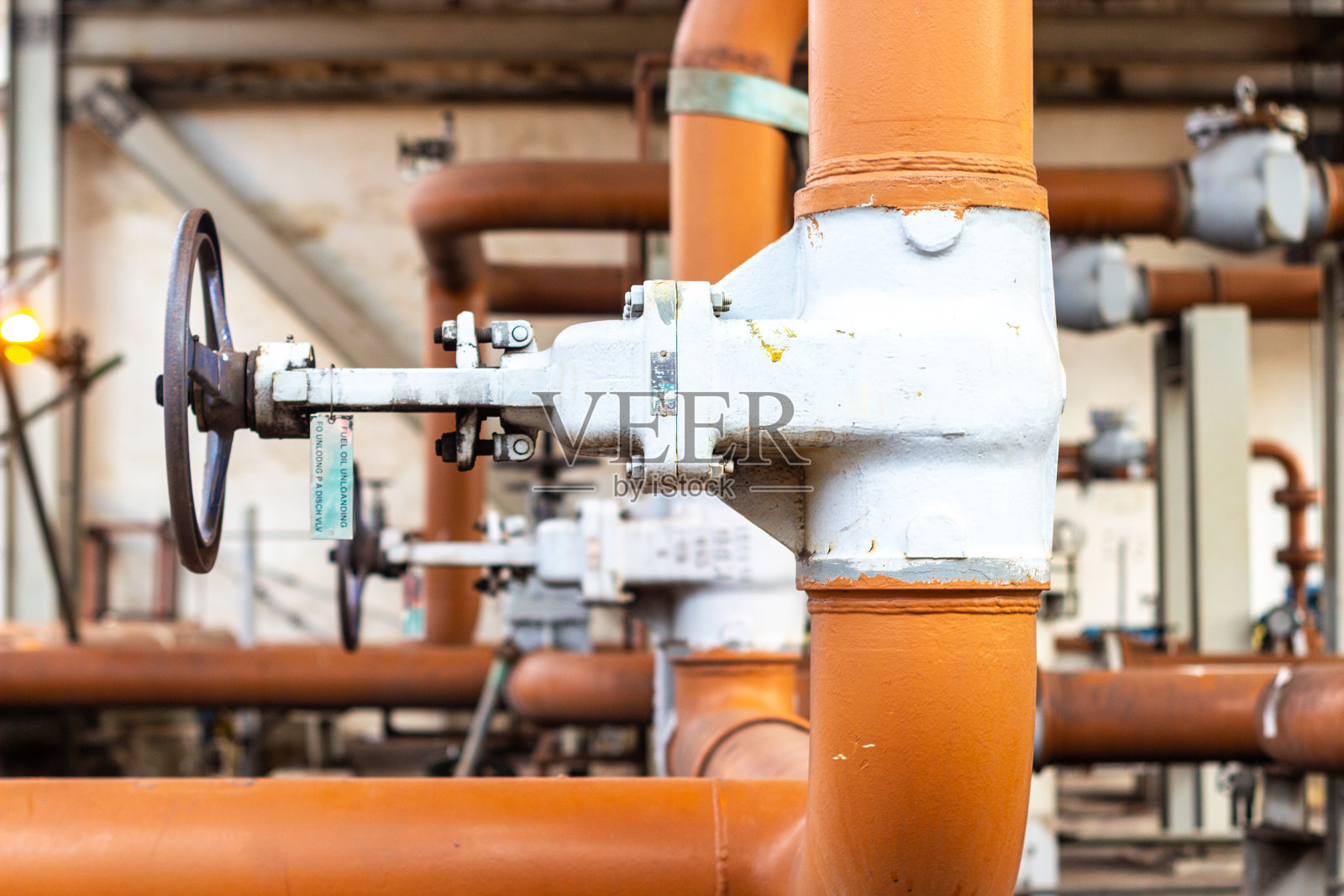 工业管道基础设施，带有阀门和管道，工程系统重点在于控制照片摄影图片