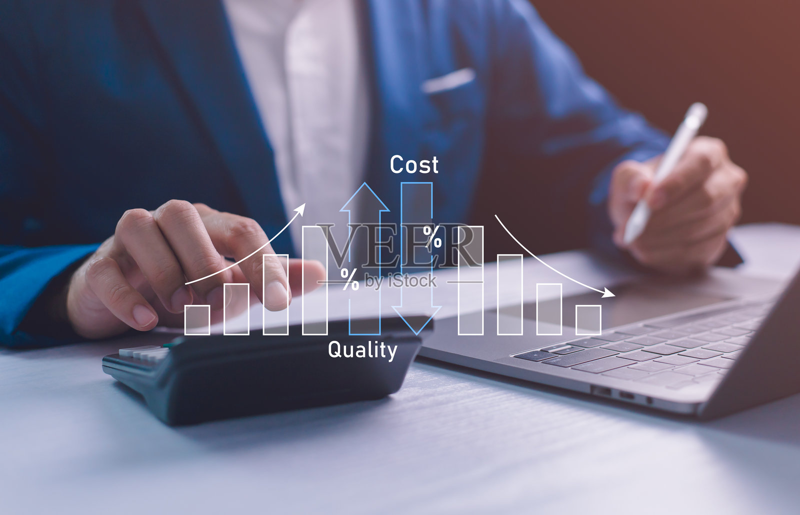 商业中的成本与质量权衡概念。专业计算器和笔记本电脑，成本不断增加而质量逐渐下降，平衡开支与产品服务卓越性的挑战。照片摄影图片
