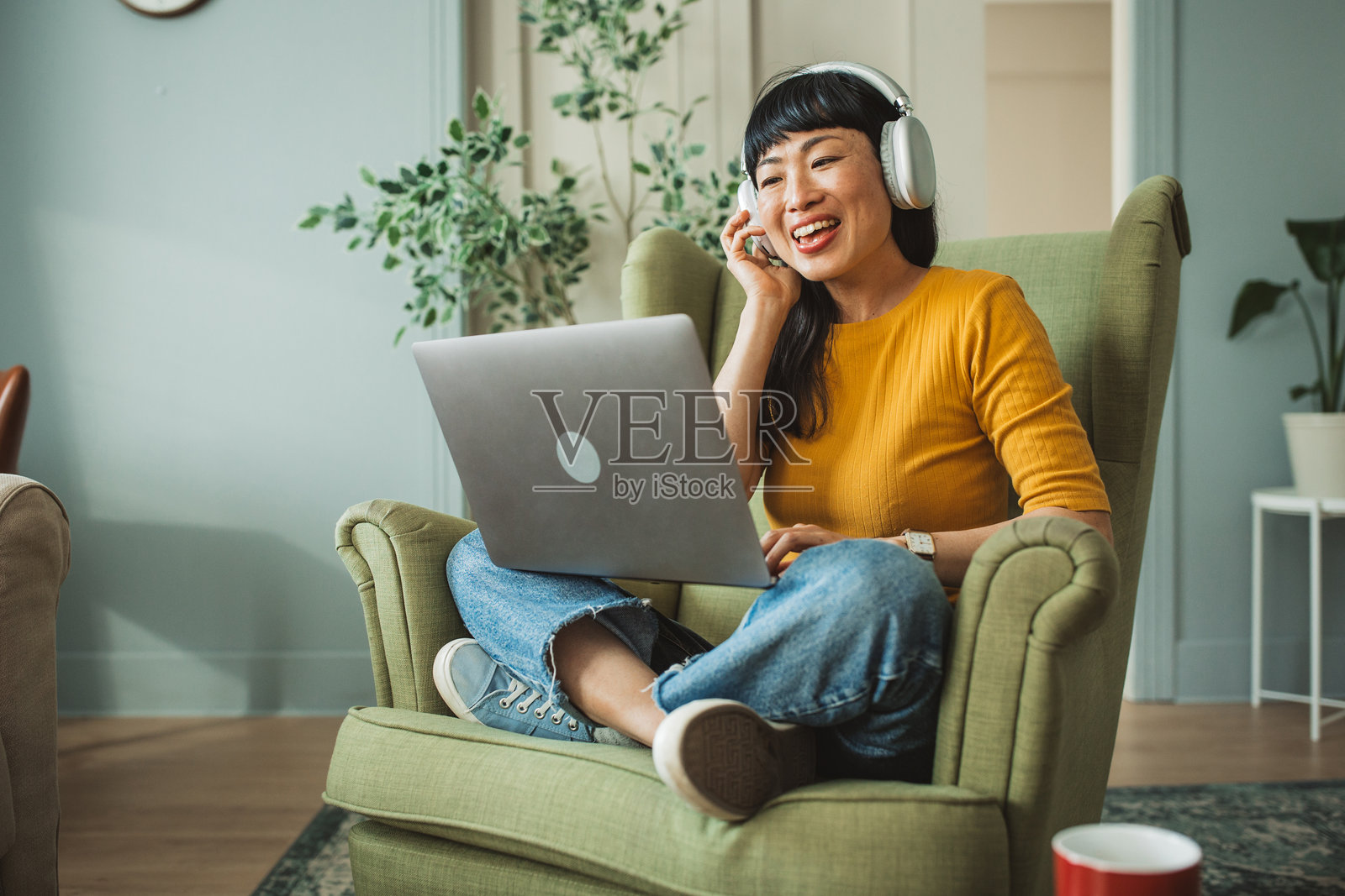 日本女性在家中使用笔记本电脑照片摄影图片