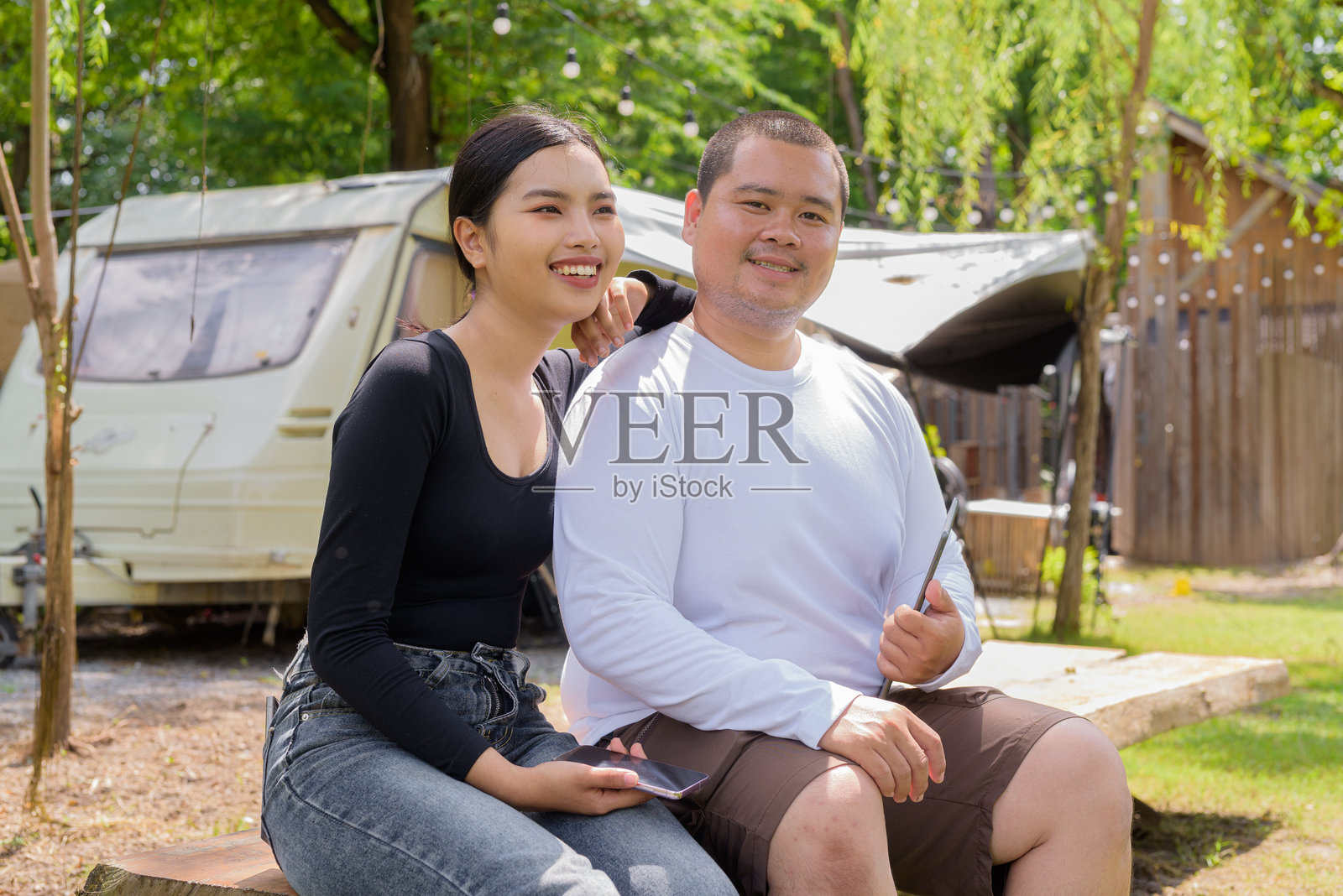 一对情侣在露营地与他们的房车露营照片摄影图片