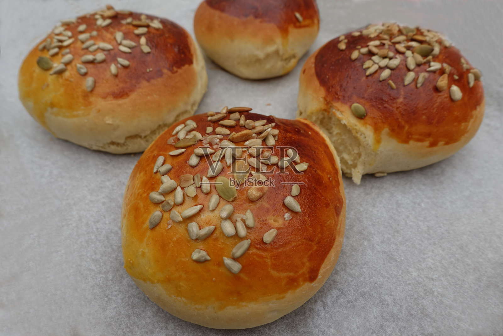 自制向日葵和芝麻种子汉堡包照片摄影图片