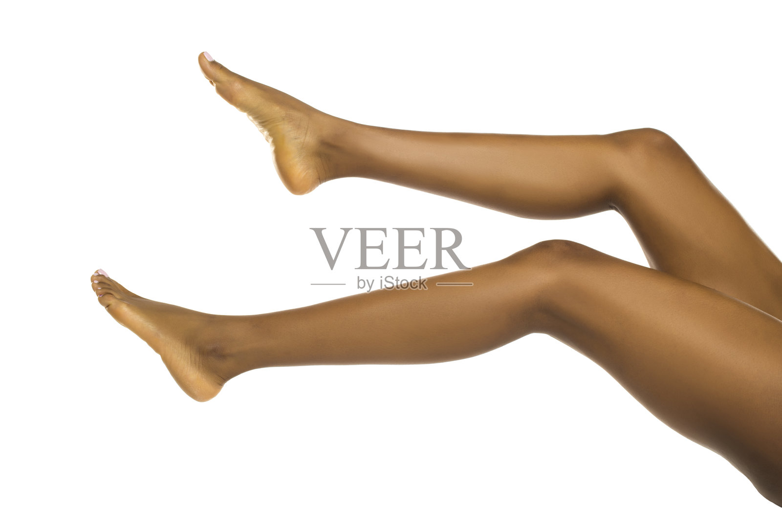 黑女人的裸腿和脚在白色背景上摆出美丽姿势的摄影作品照片摄影图片