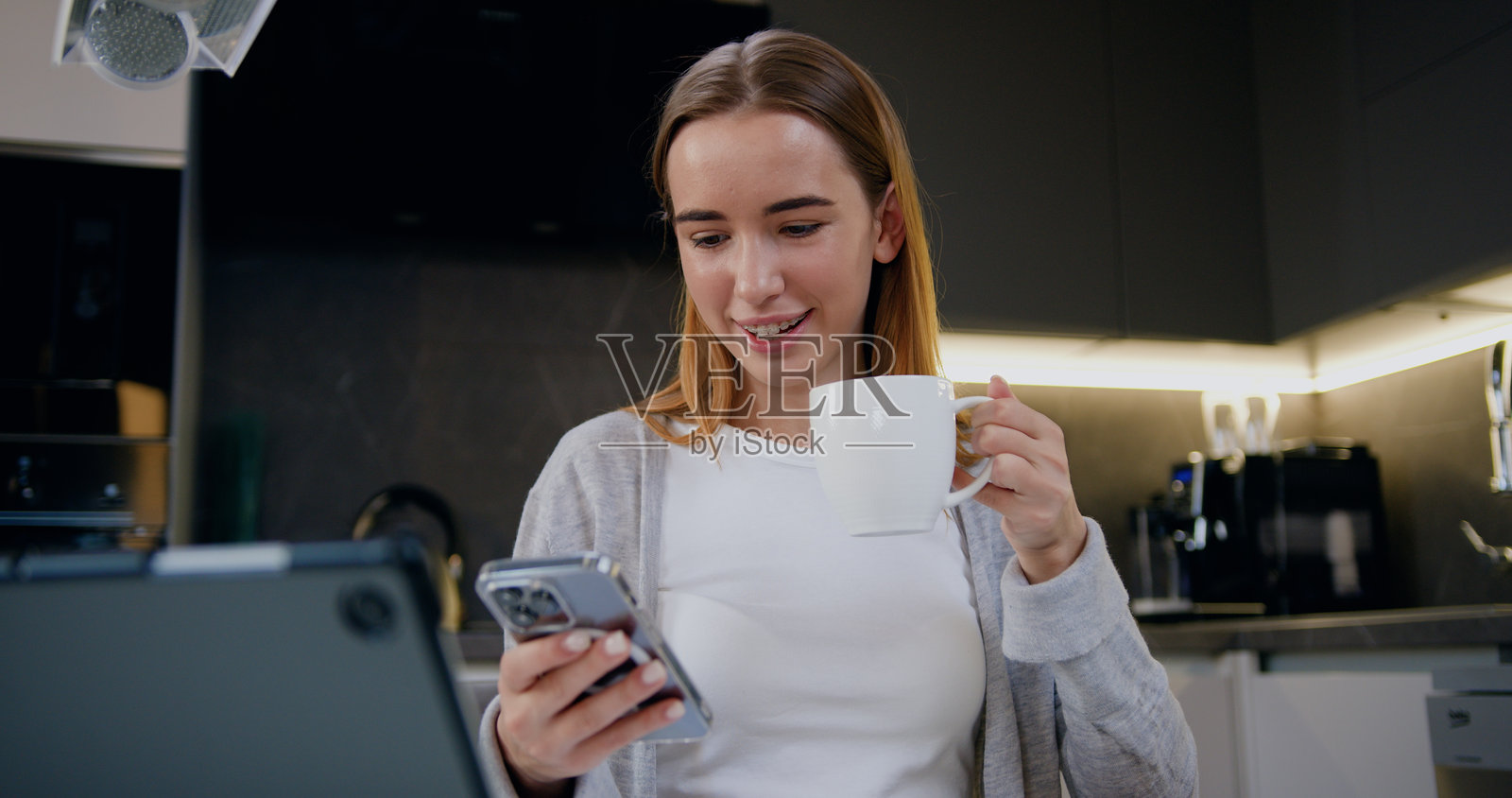 智能手机和女学生查看在线新闻、大学成绩以及奖学金成功的应用通知。人们在放松和享受咖啡时光。照片摄影图片