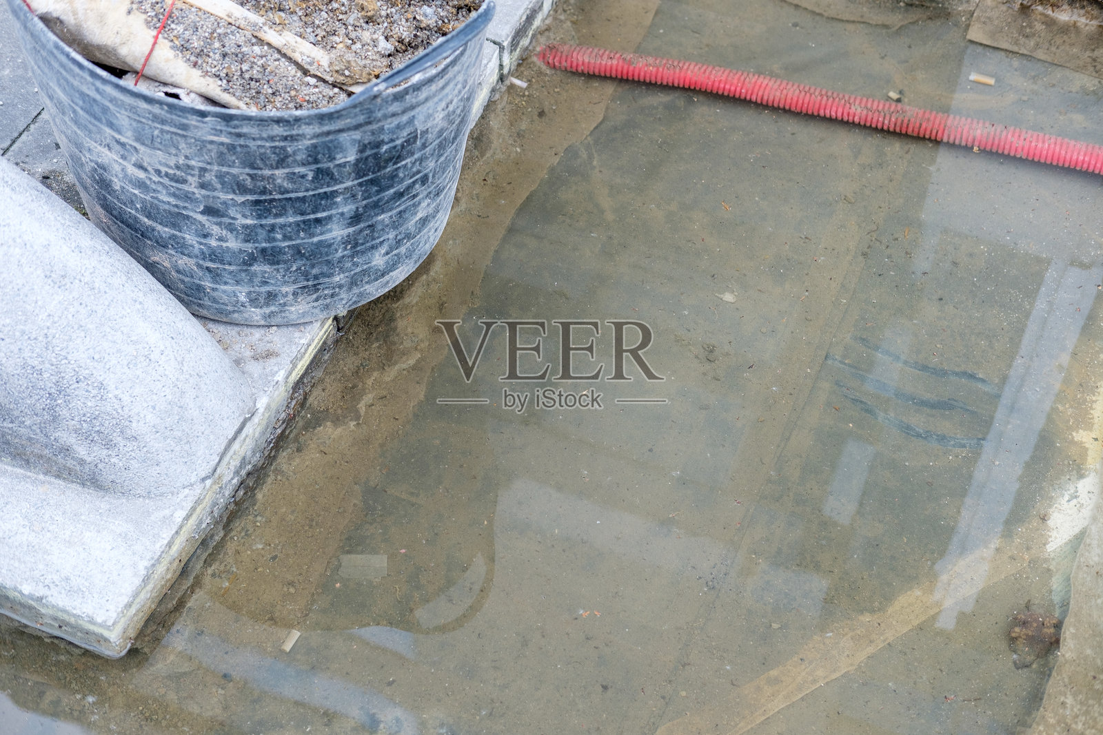 正在进行铺砖安装，使用灵活的工作槽，准备花园铺砖小径的基础。照片摄影图片