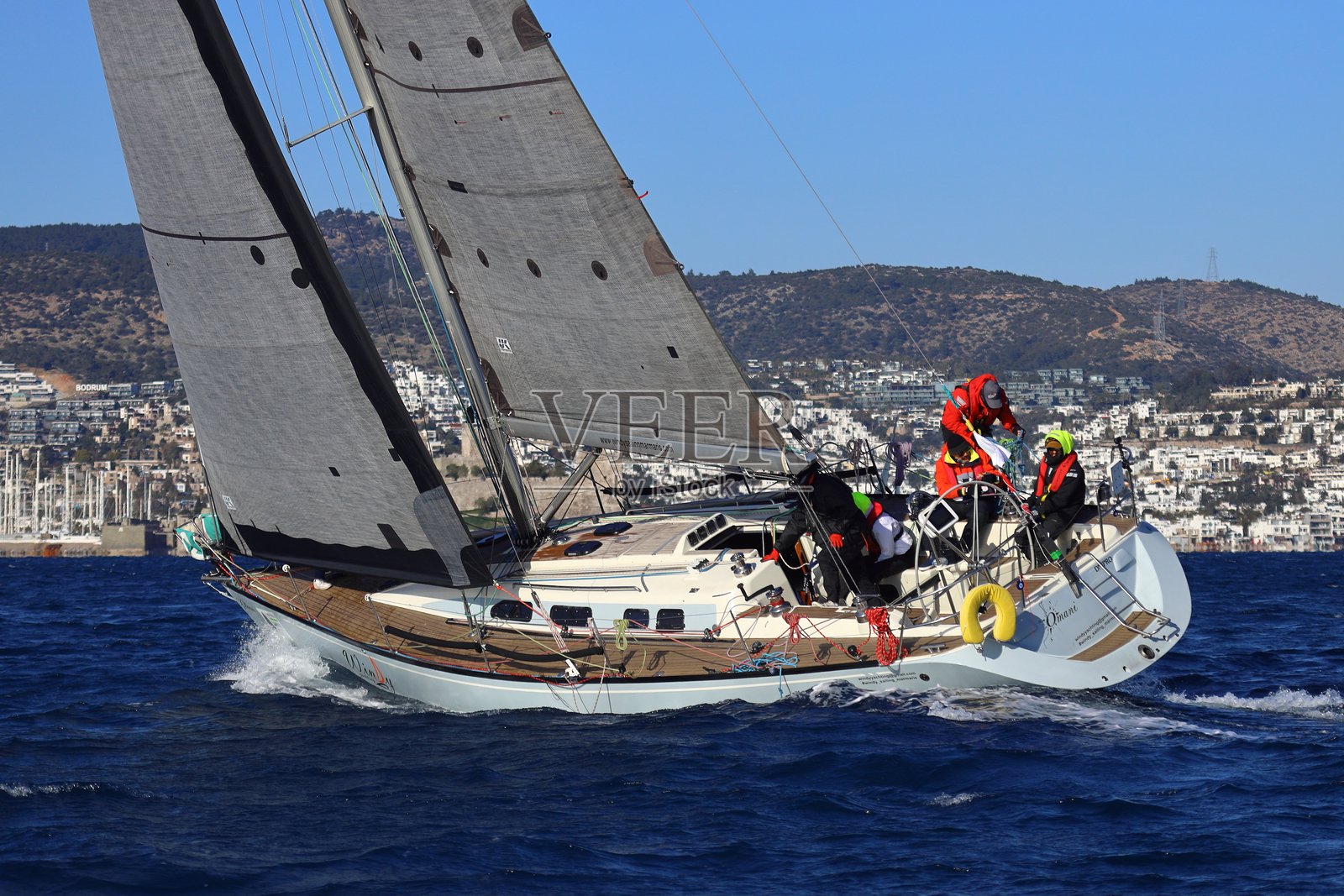 帆船在爱琴海的蓝色海水中迎风航行，地点位于著名的度假胜地博德鲁姆的海岸。照片摄影图片