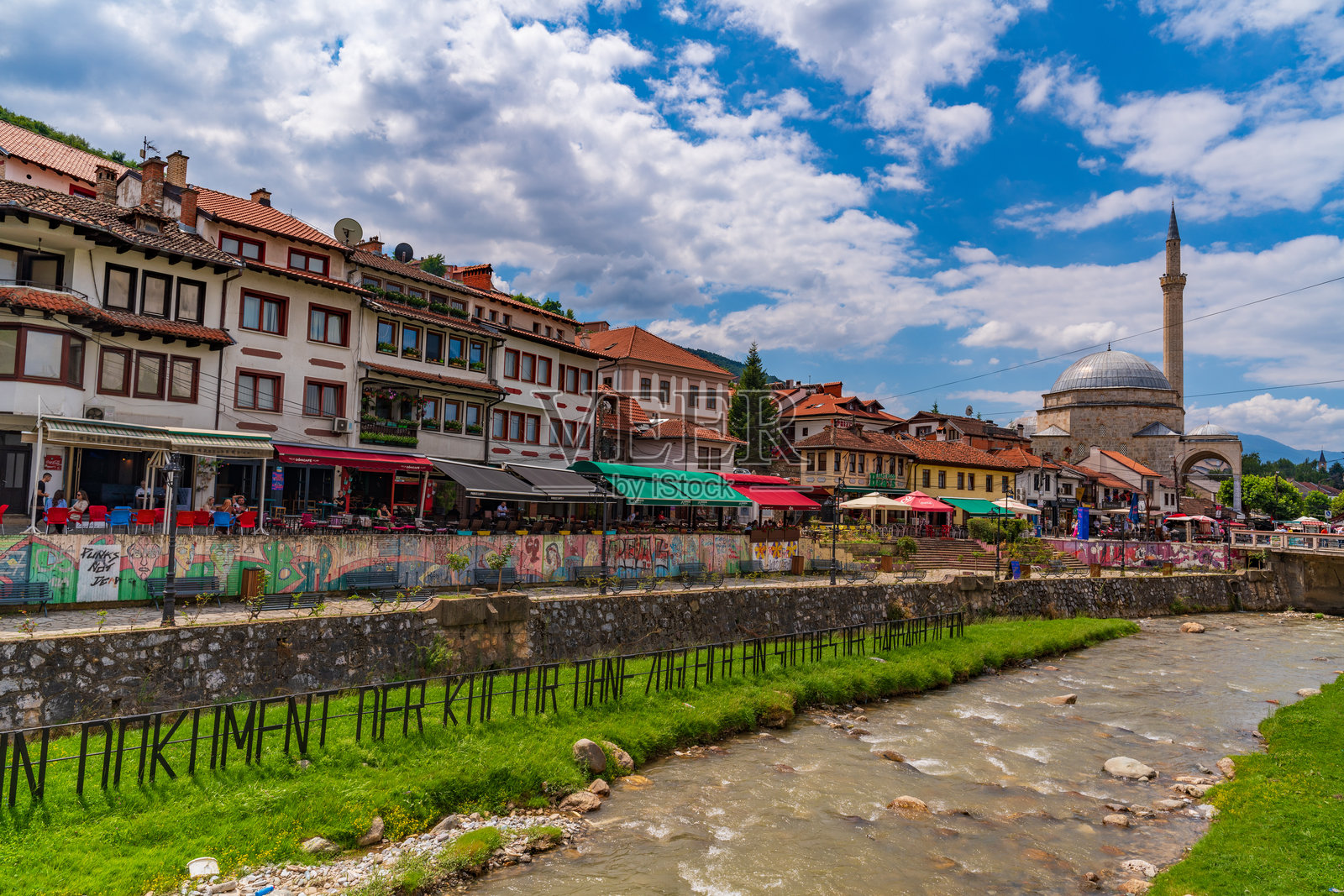 科索沃的普里兹伦老城和西南帕夏清真寺照片摄影图片