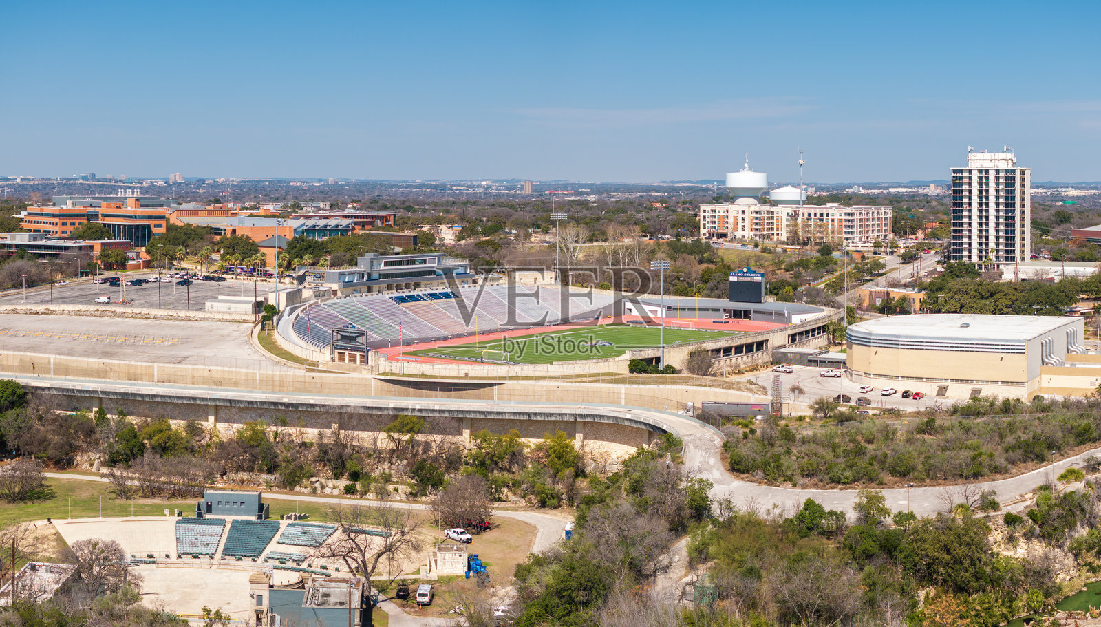 德克萨斯州圣安东尼奥的阿拉莫体育场鸟瞰图,蓝天如洗。照片摄影图片