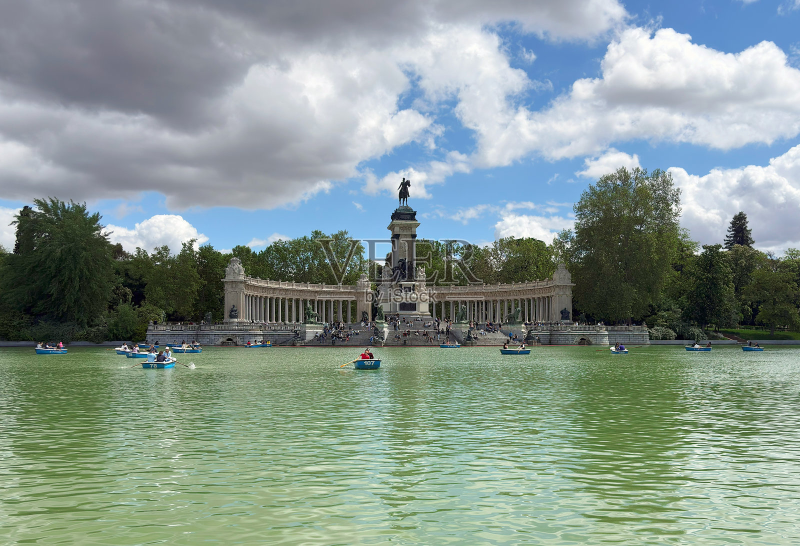 埃尔雷蒂罗公园湖上的船只照片摄影图片