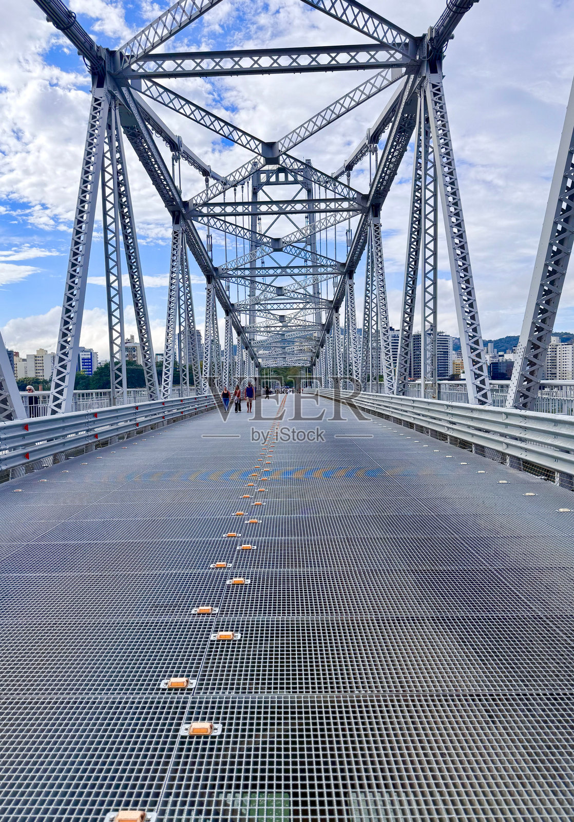 赫西里奥·卢斯大桥骄傲地矗立在水面上照片摄影图片