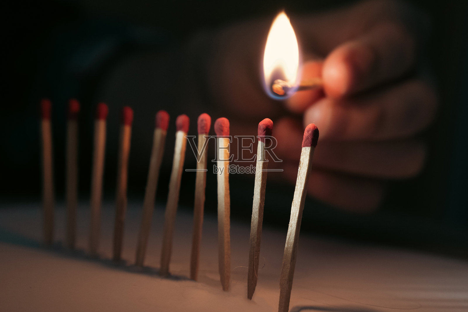 点火与影响的概念与燃烧的火柴照片摄影图片