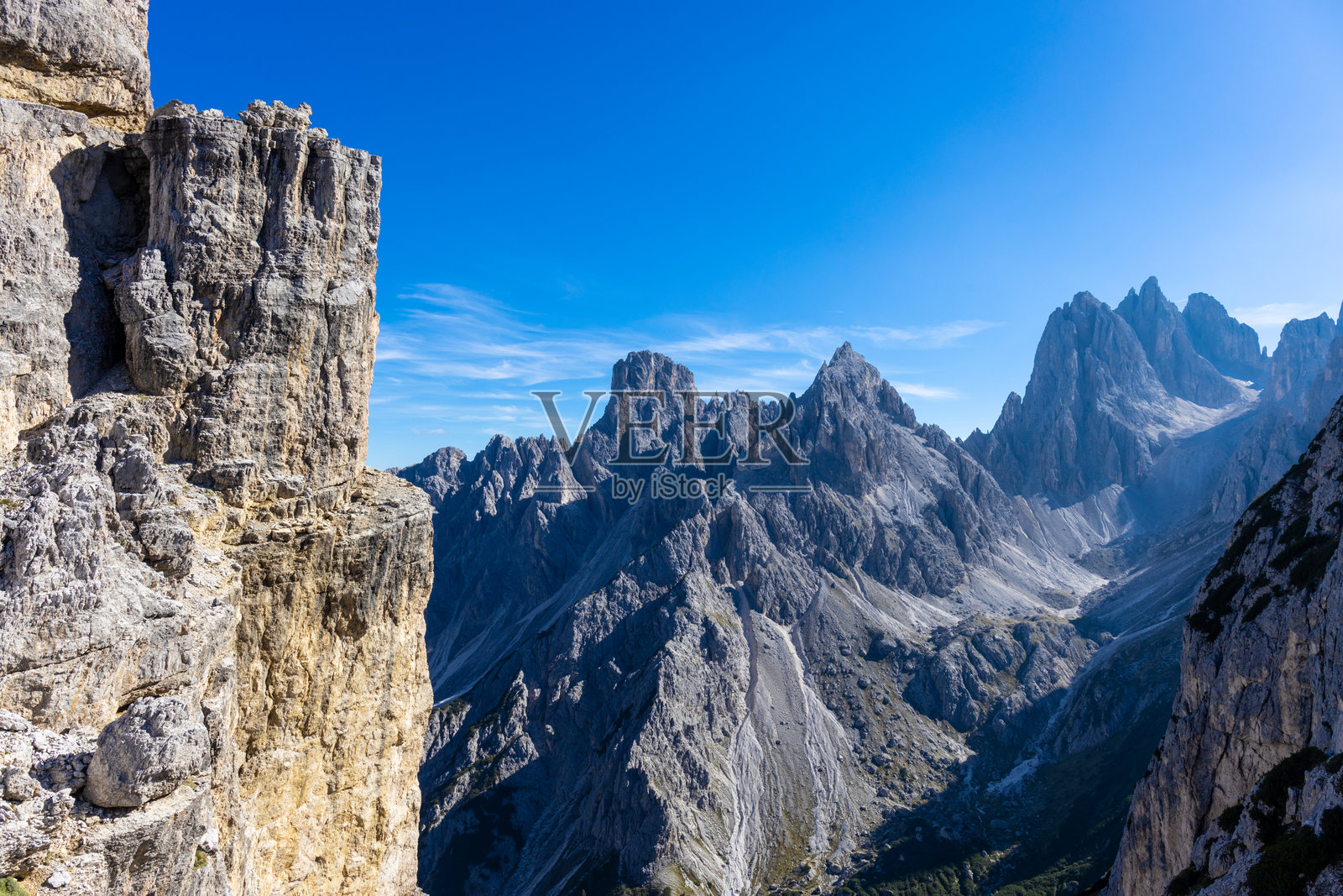 多洛米蒂阿尔卑斯山美丽的风景，岩石塔峰高耸于绿色山谷之上，阿尔卑斯山景观。照片摄影图片