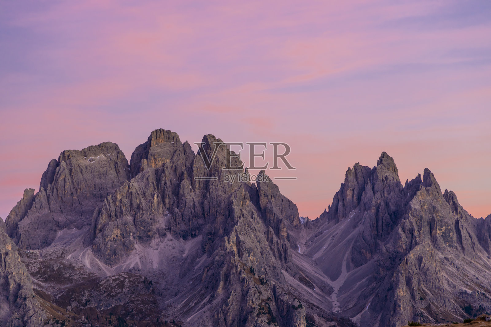 多洛米蒂阿尔卑斯山美丽的风景，岩石塔峰高耸于绿色山谷之上，阿尔卑斯山景观。照片摄影图片