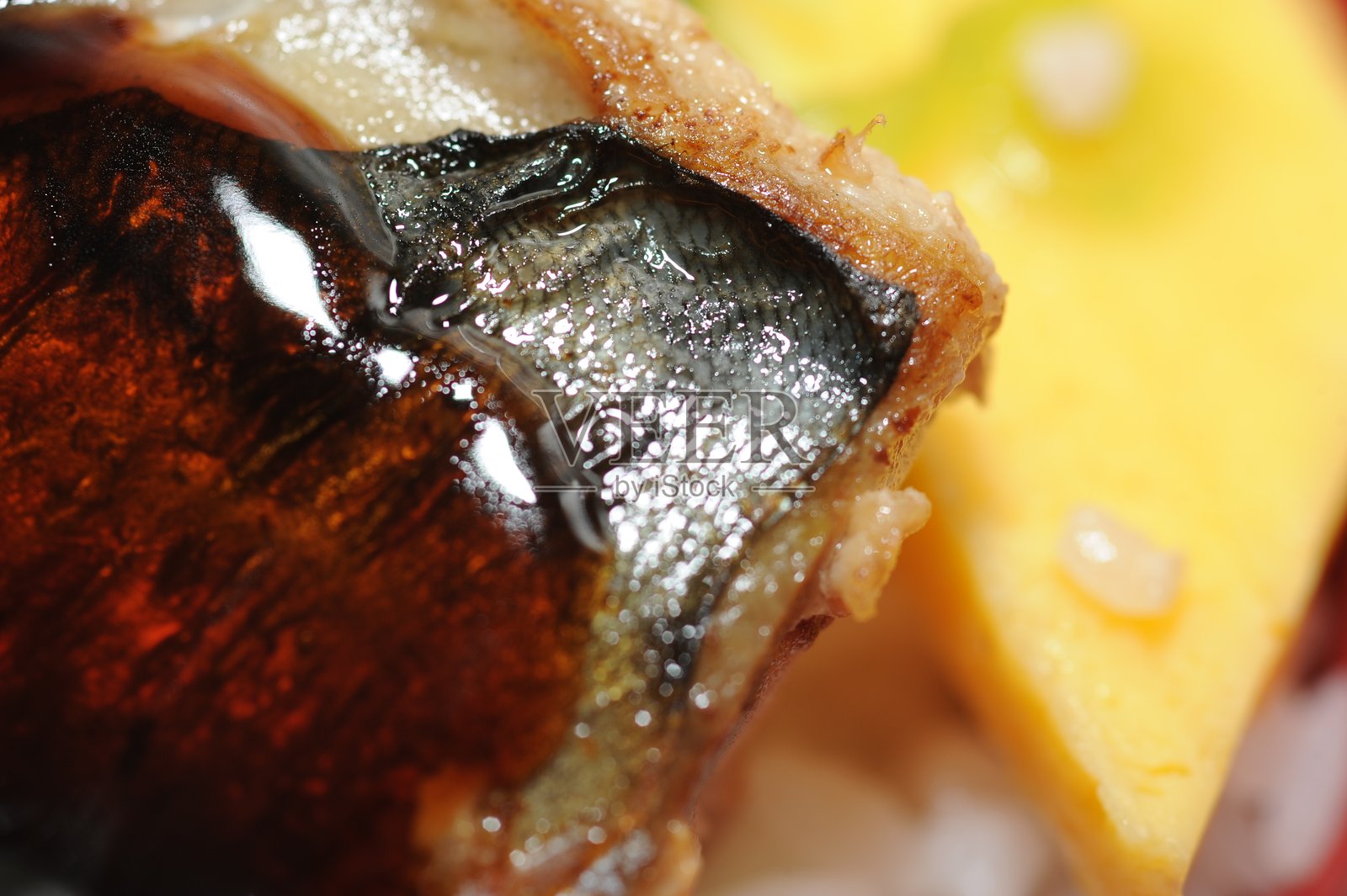 富含蛋白质的三文鱼和传统鸡蛋的平衡特写图像照片摄影图片