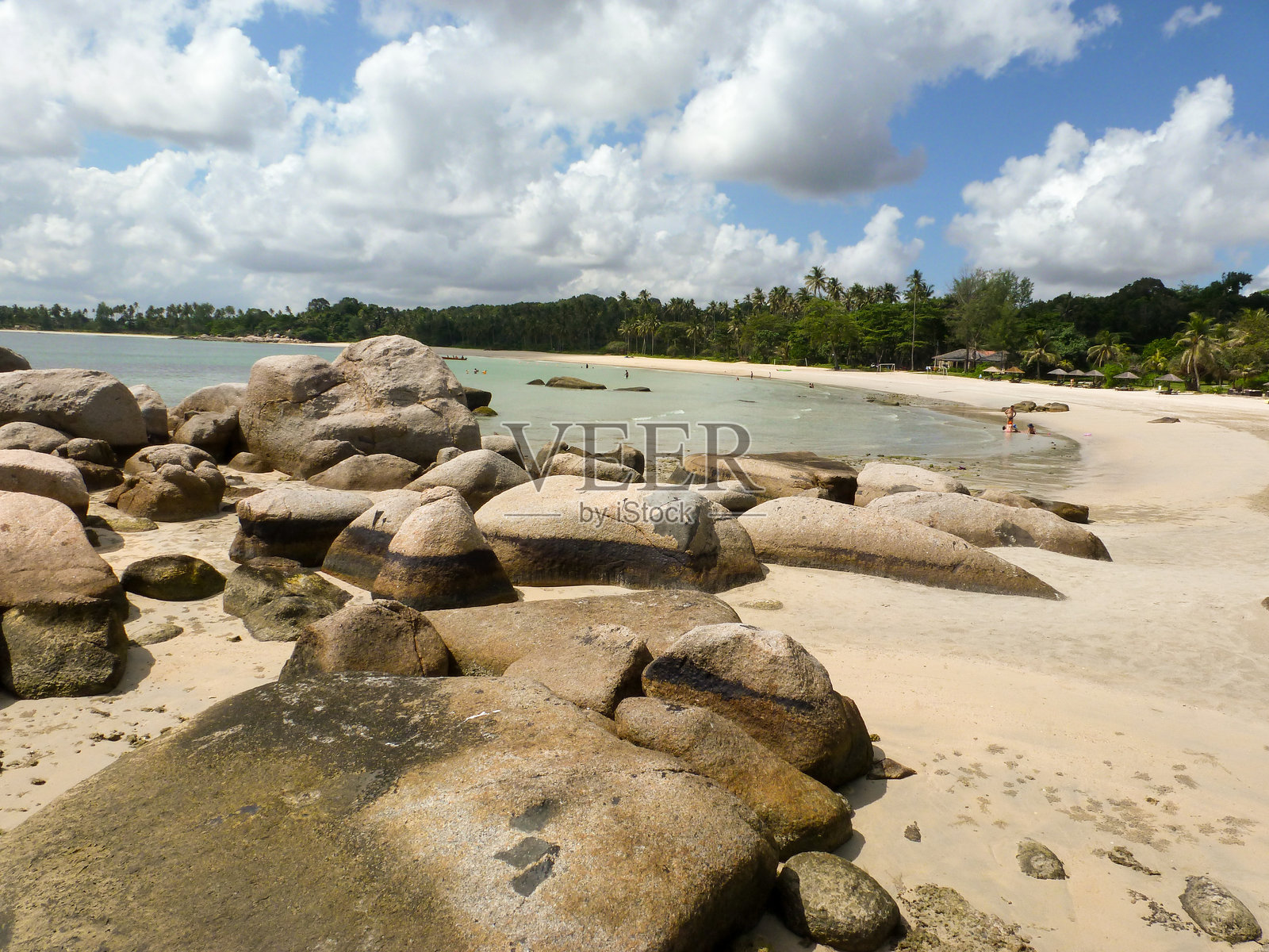 印度尼西亚民丹岛上的美丽热带岩石海滩照片摄影图片