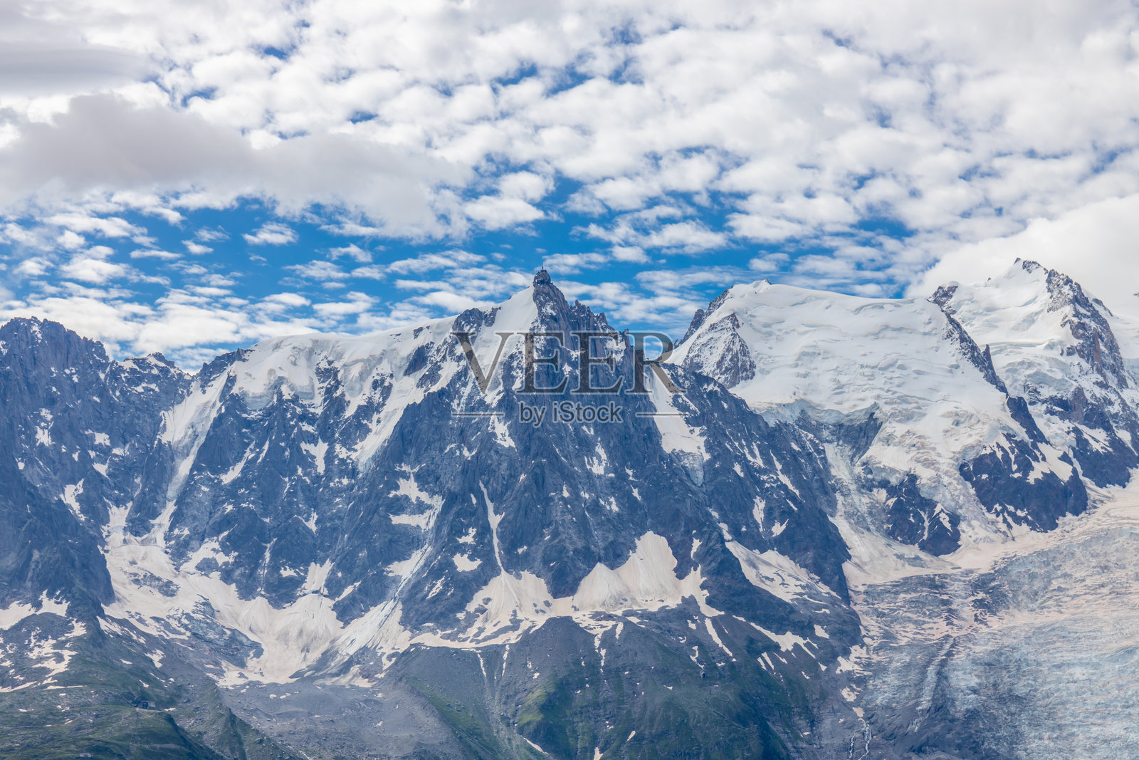 法国阿尔卑斯山的夏蒙尼山谷，著名的岩石高峰米迪峰。照片摄影图片